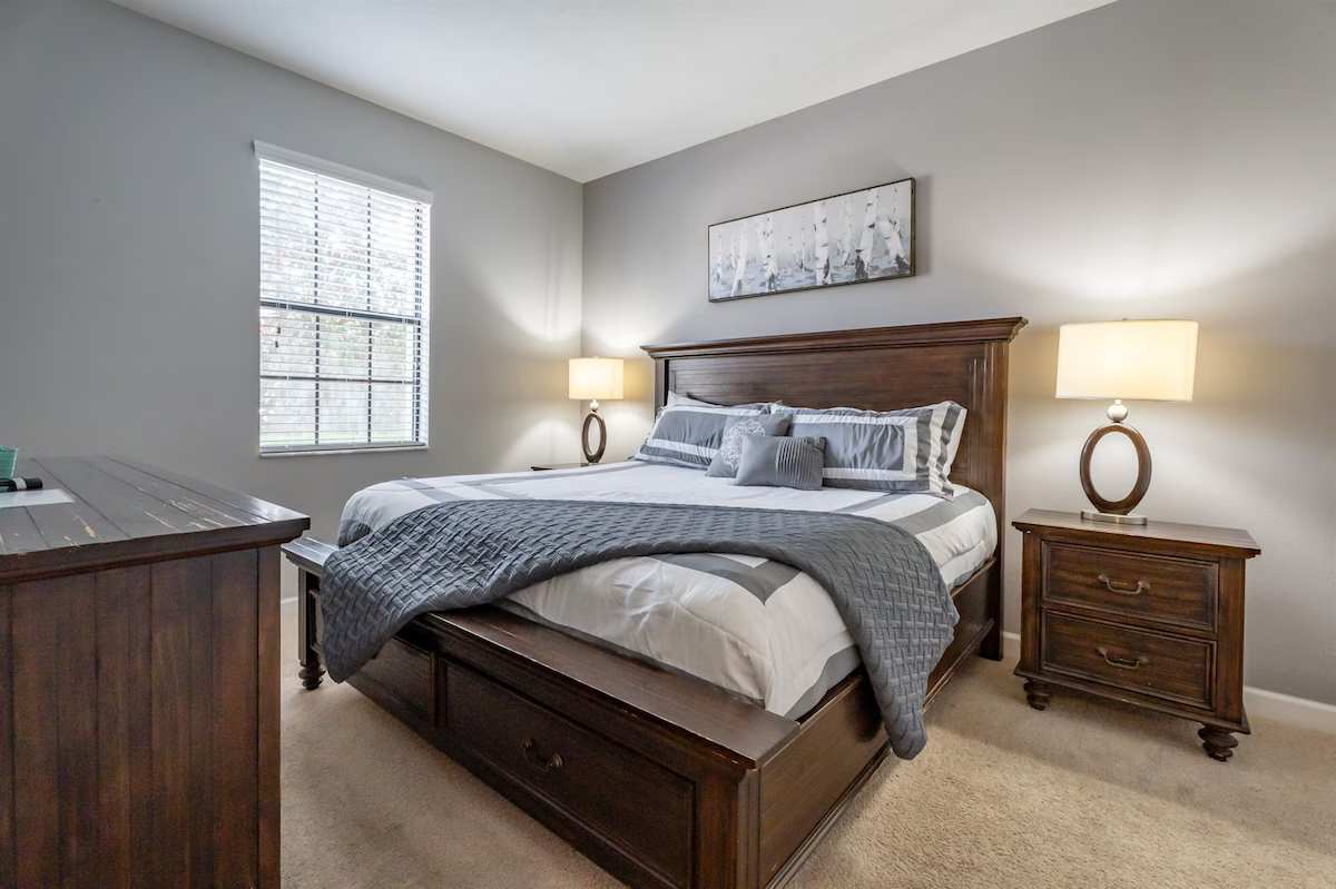 Villa near Disney w/ private pool & hot tub