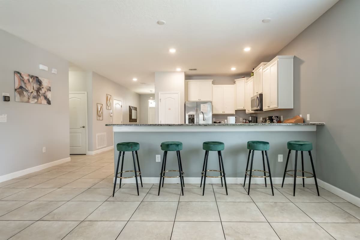 Villa near Disney w/ private pool & hot tub