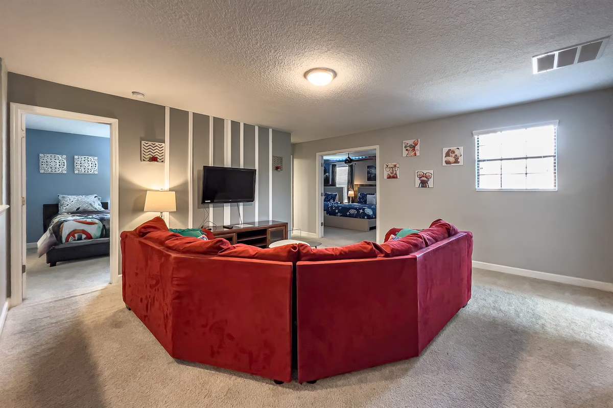 Villa near Disney w/ private pool & hot tub