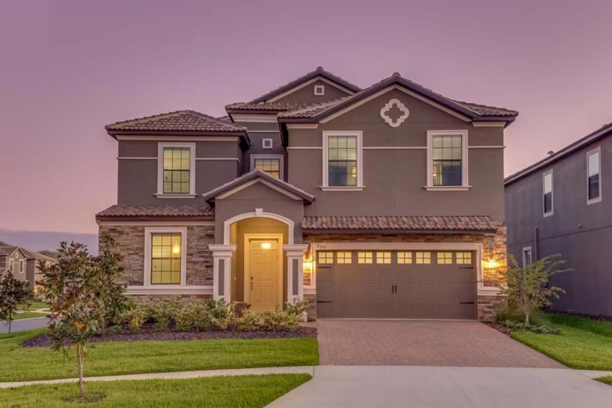 Villa near Disney w/ private pool & hot tub