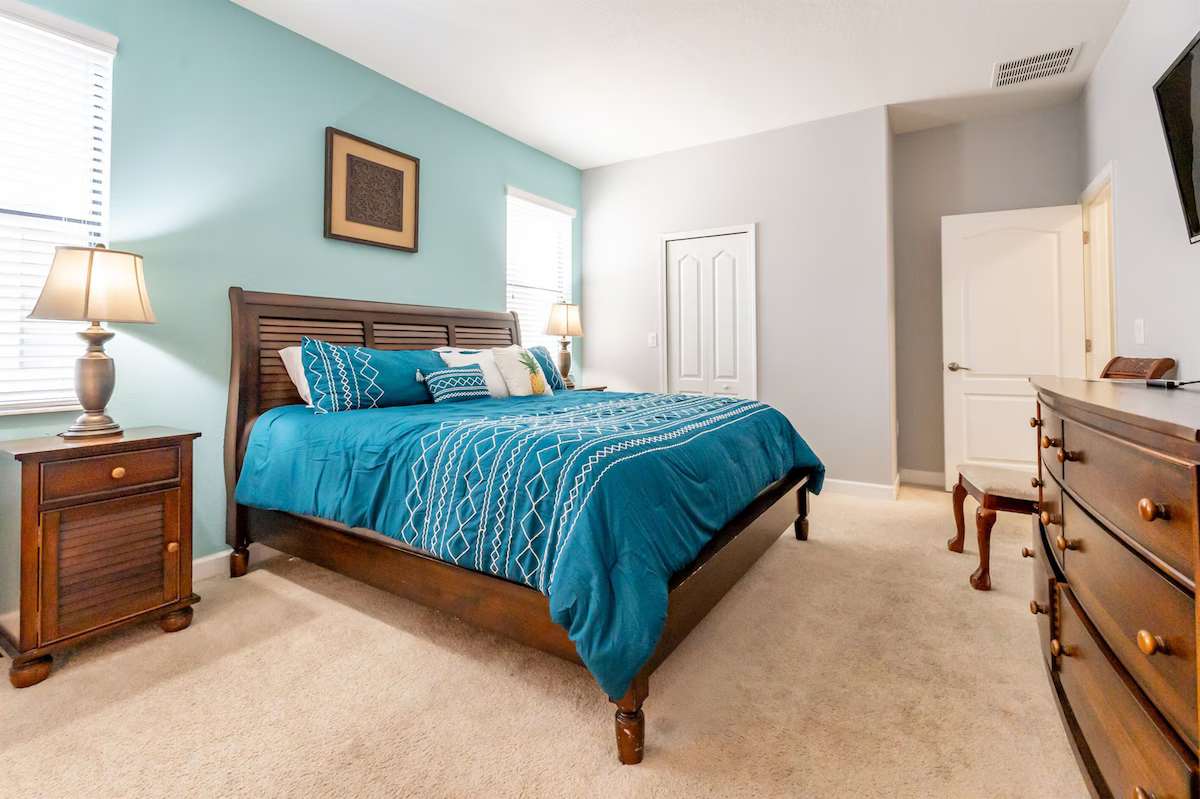 Villa near Disney w/ private pool & hot tub