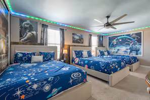 Villa near Disney w/ private pool & hot tub