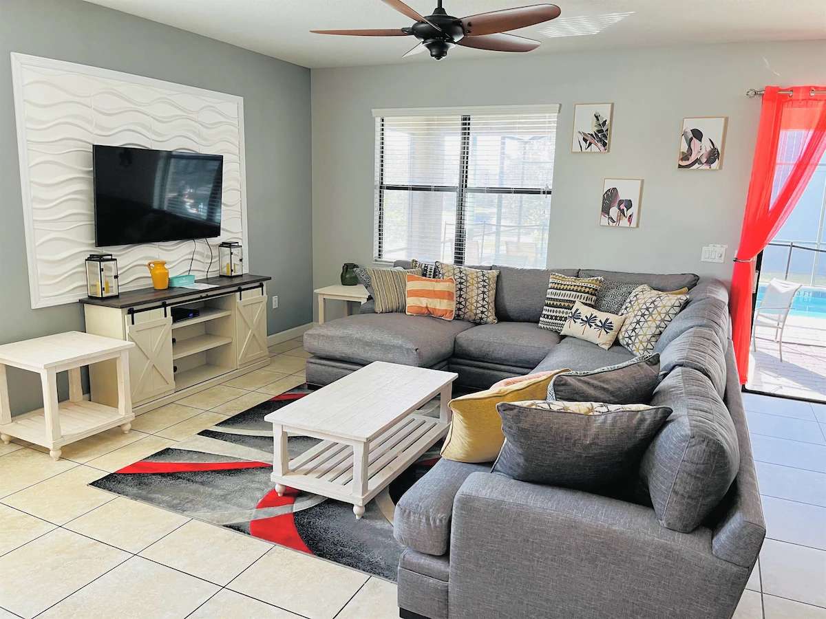 Villa near Disney w/ private pool & hot tub