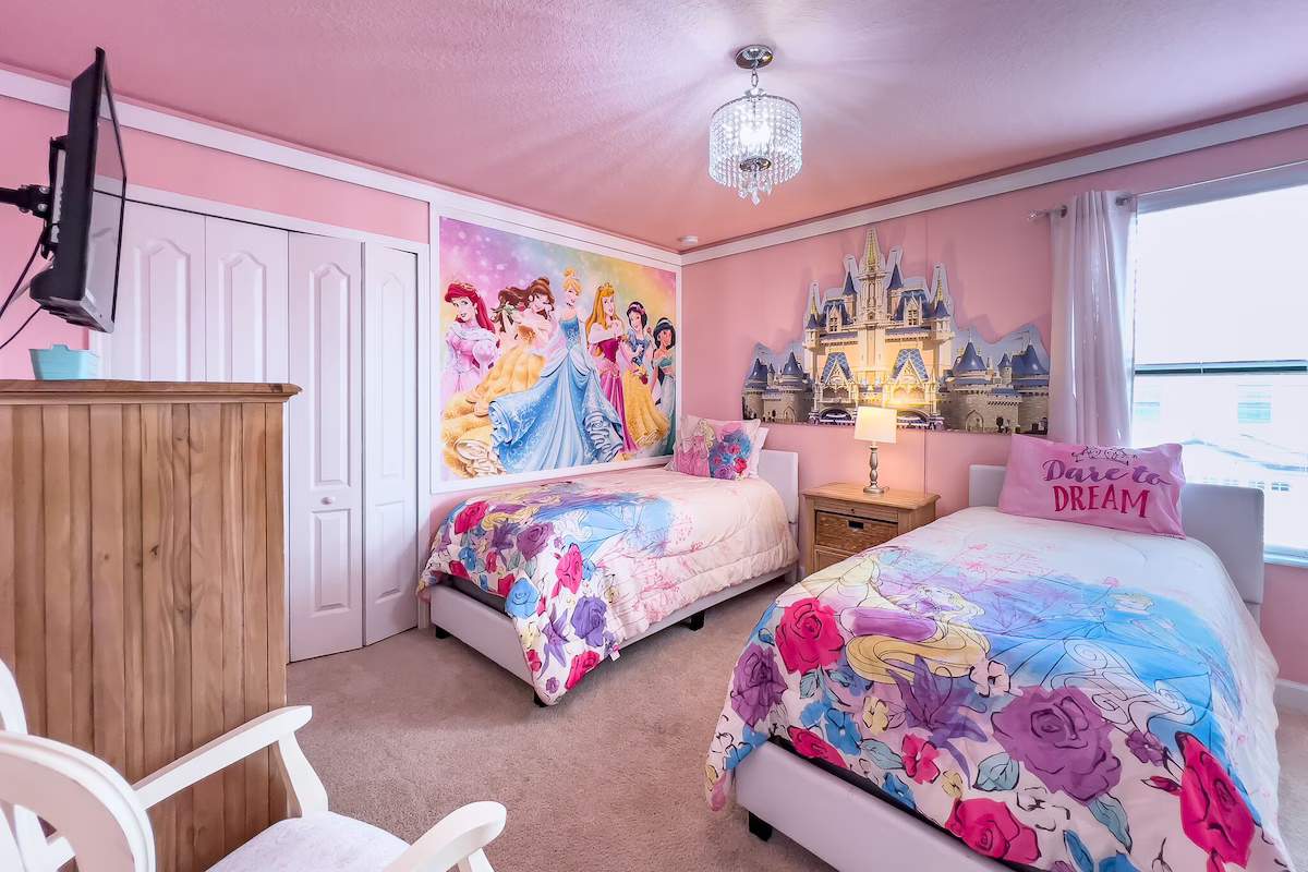 Villa near Disney w/ private pool & hot tub