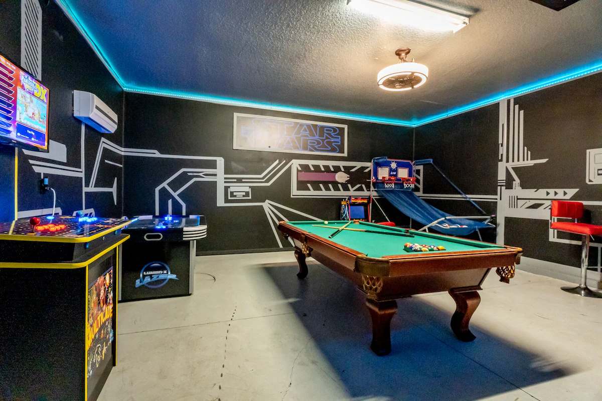 Villa near Disney w/ private pool & hot tub