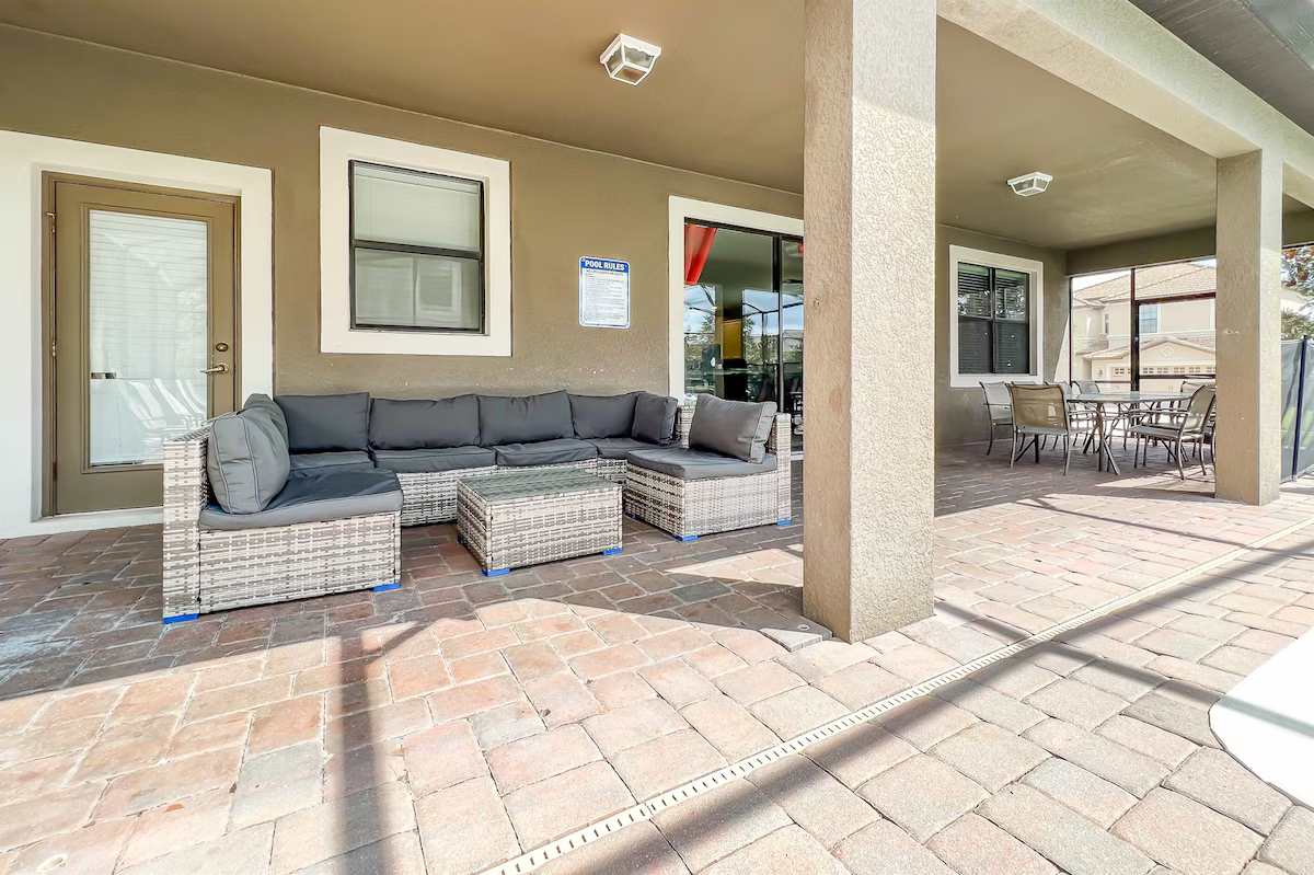 Villa near Disney w/ private pool & hot tub