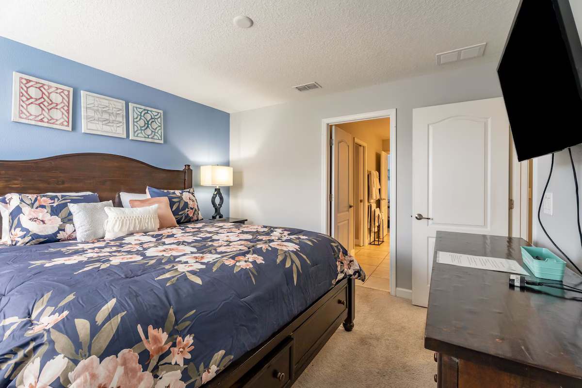 Villa near Disney w/ private pool & hot tub