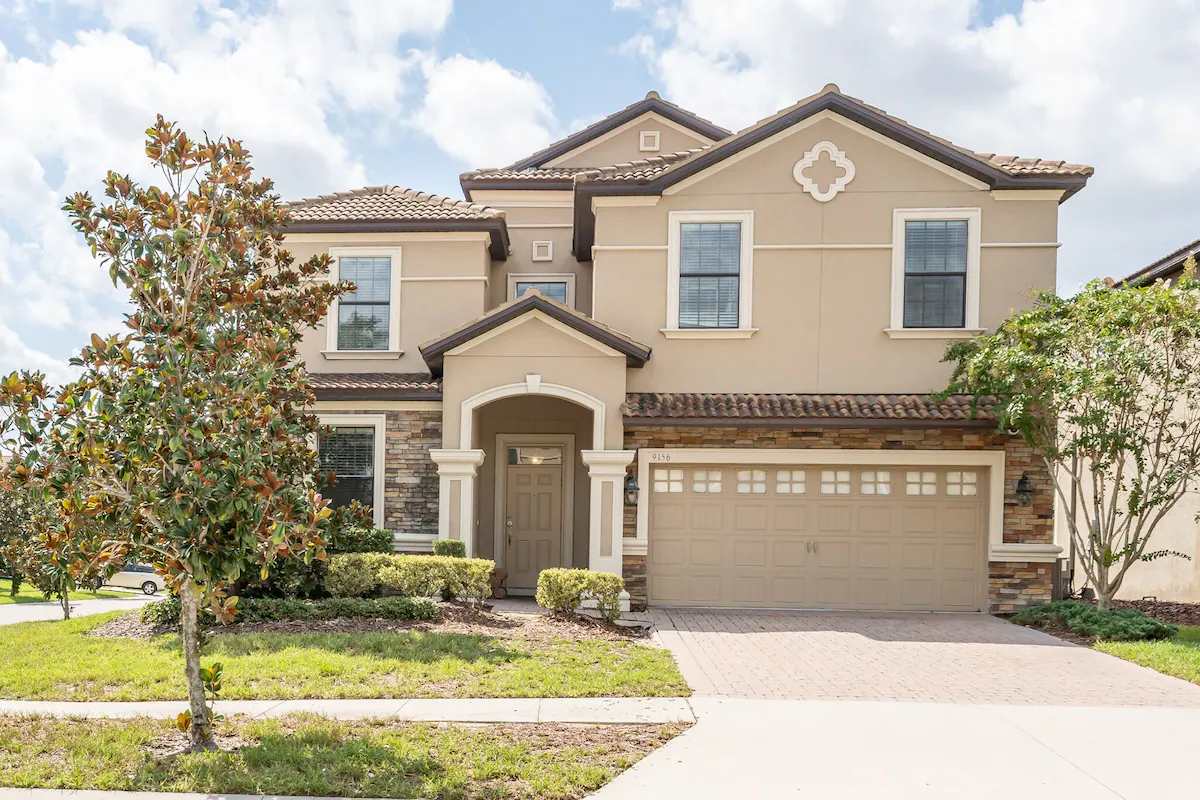 Villa near Disney w/ private pool & hot tub