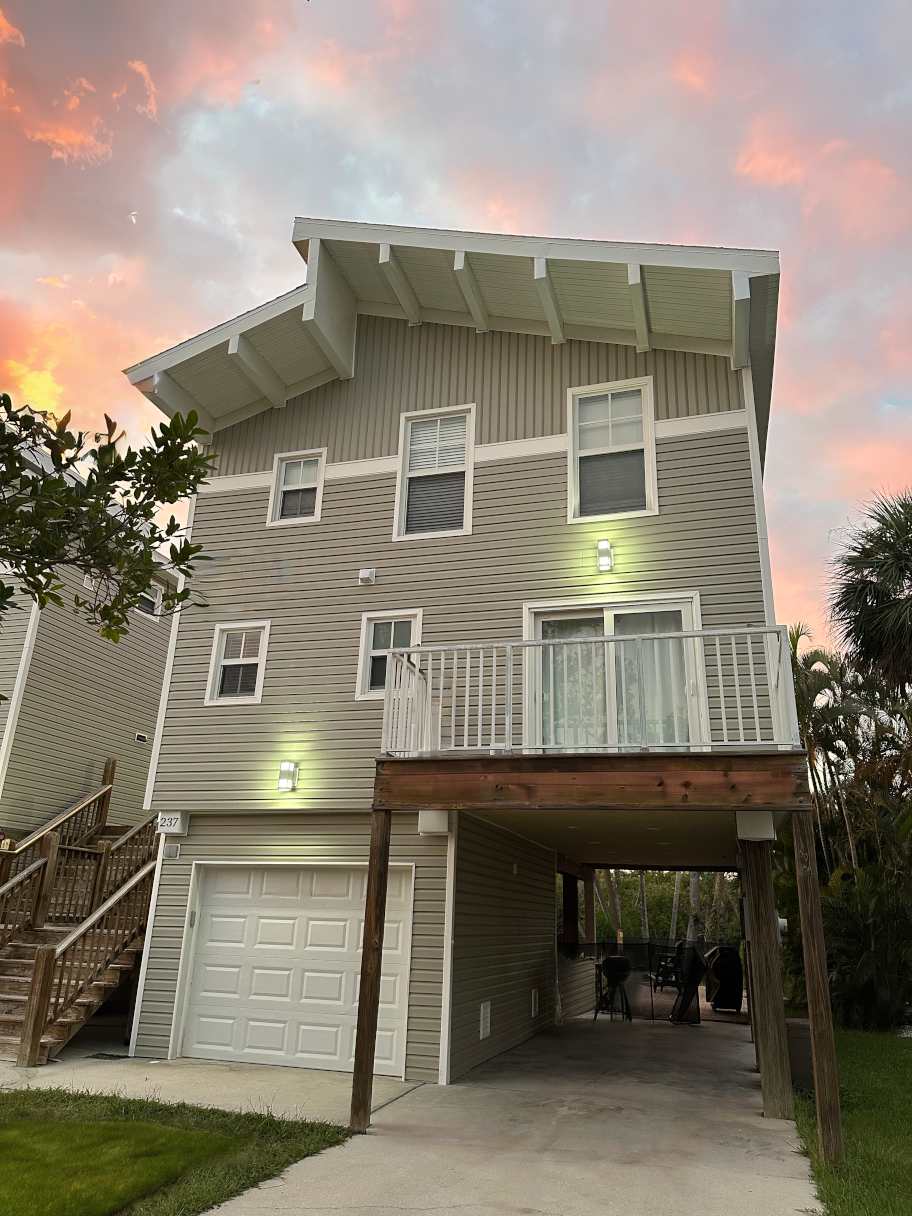 Sleeps 10 Pearl Whelk W Heated Pool Walk to Beach