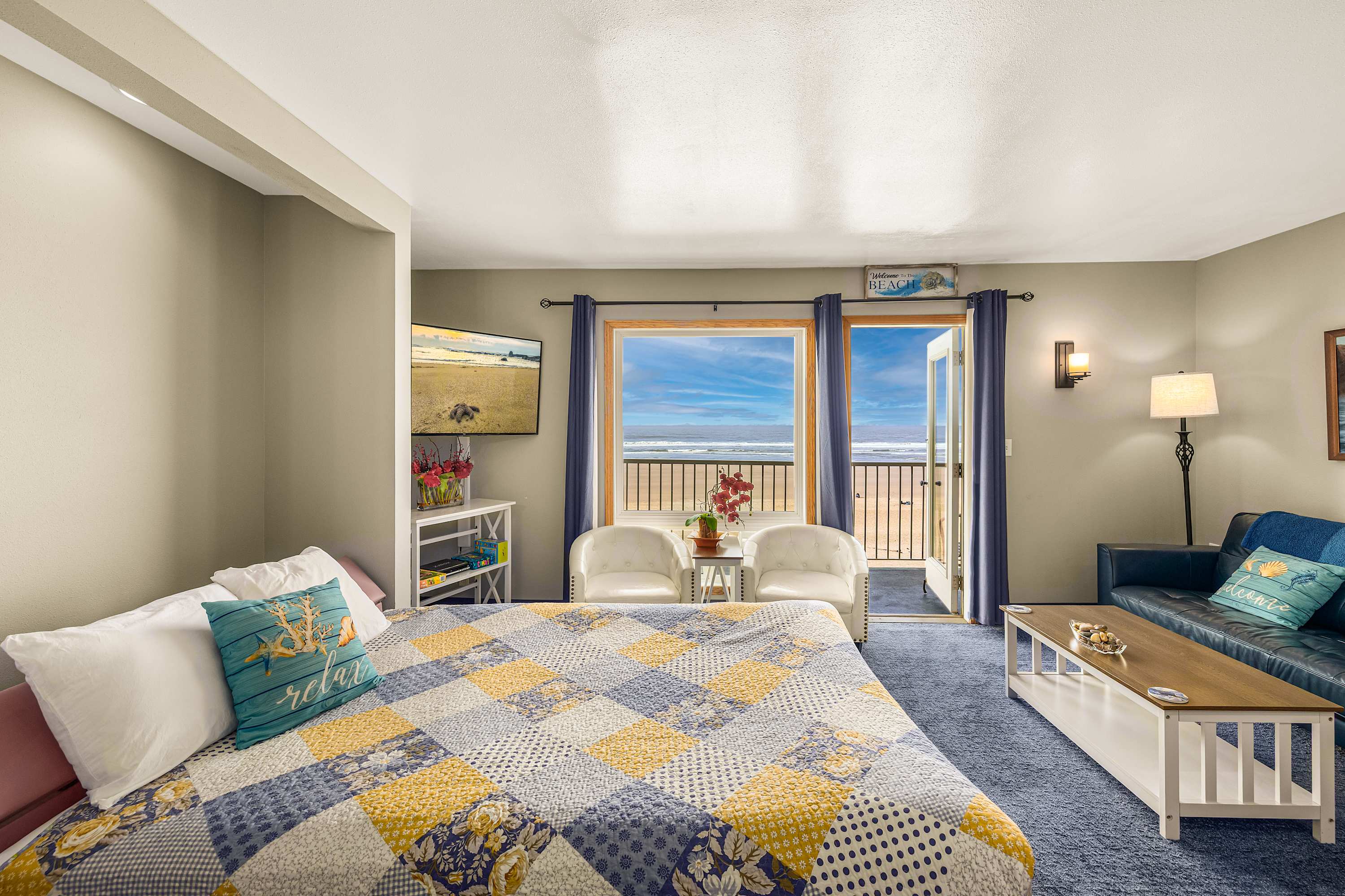 Oceanfront Suite - Sleeps Six - Pool & Hot Tub! - Lincoln City, OR