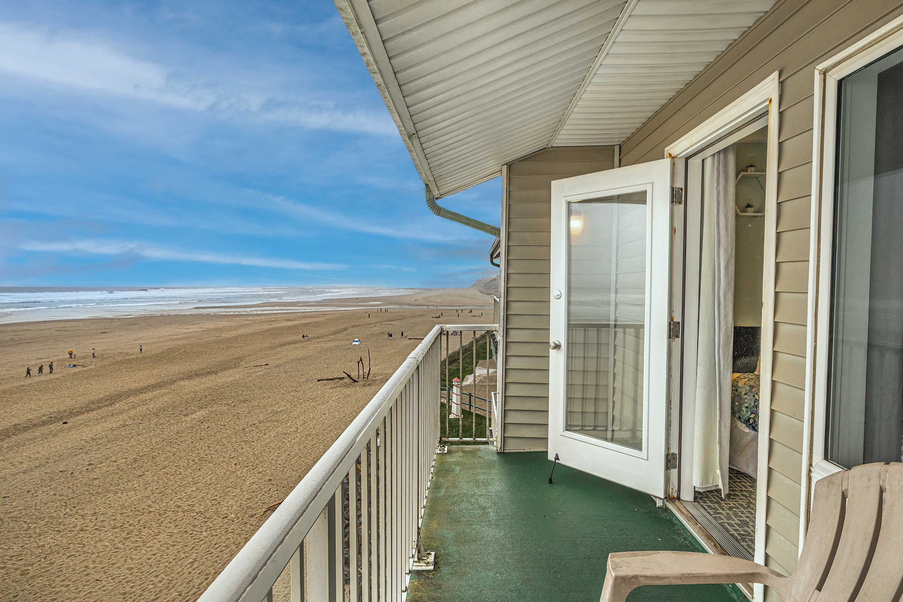 Top Floor Ocean View Suite - Sleeps Six - Pool & Hot Tub Access! 5