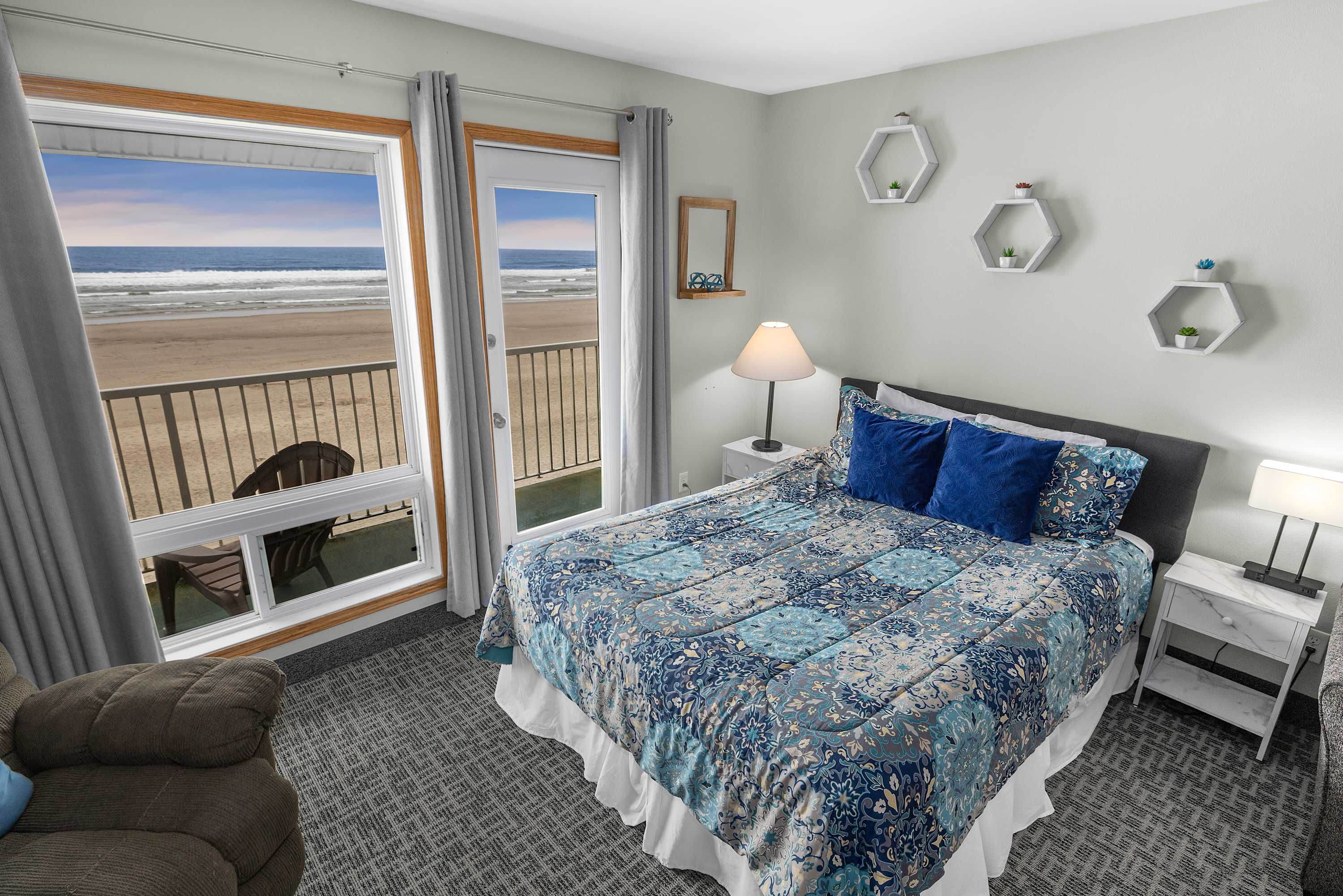 Top Floor Ocean View Suite - Sleeps Six - Pool & Hot Tub Access! 2