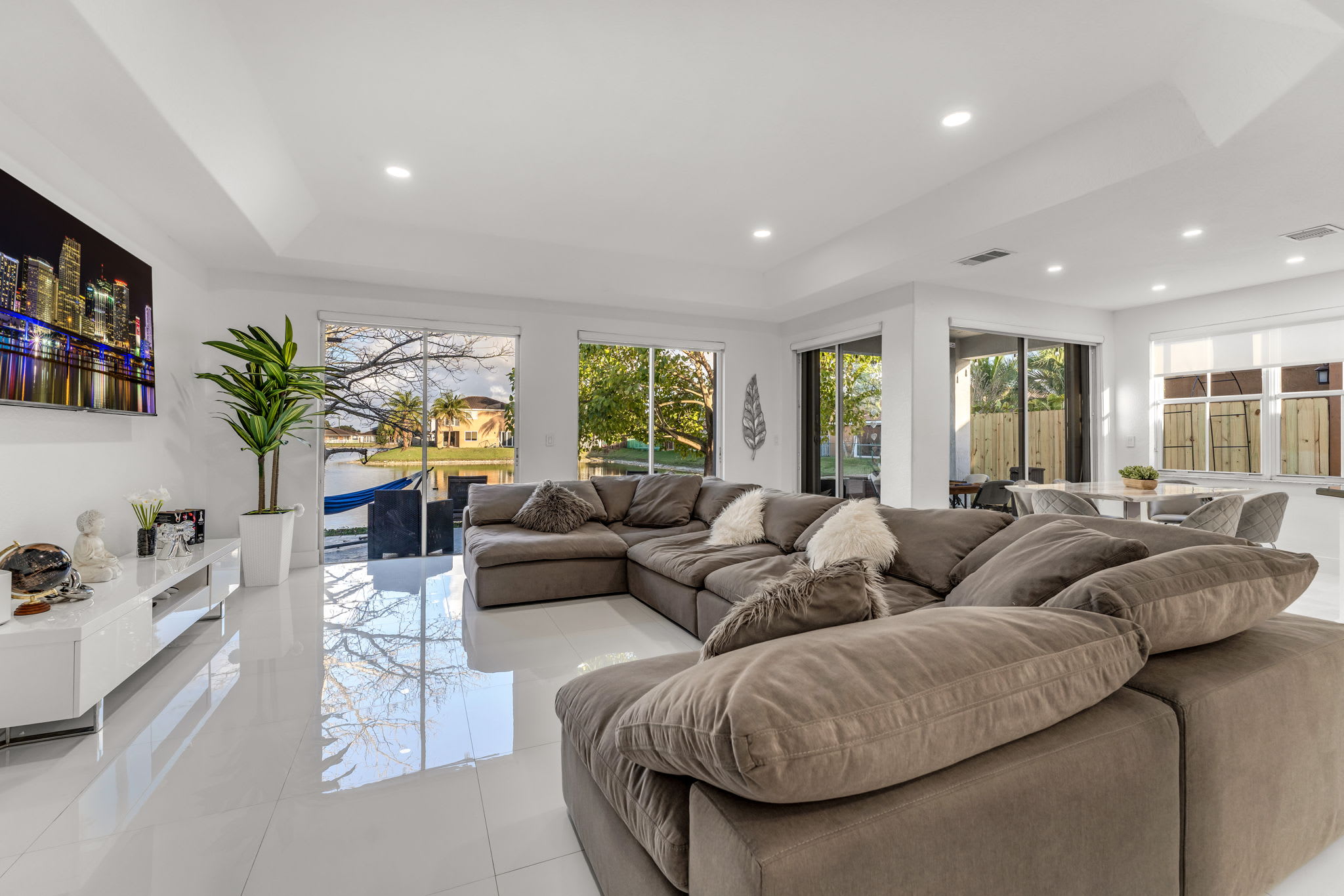Miami Lakefront Modern | Sleeps 10, Kayaks & Games