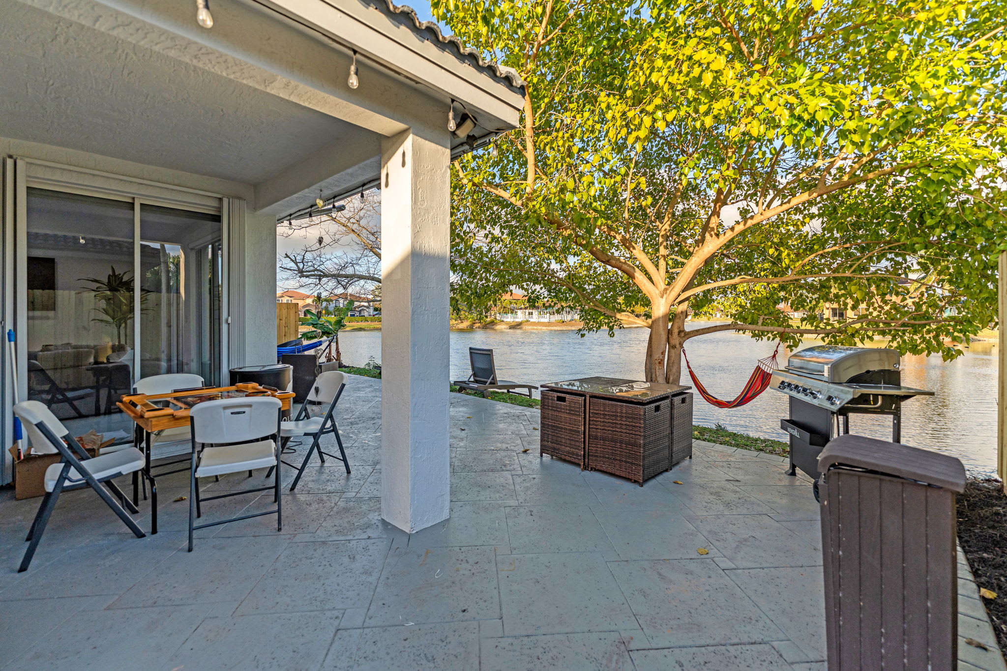 Miami Lakefront Modern | Sleeps 10, Kayaks & Games