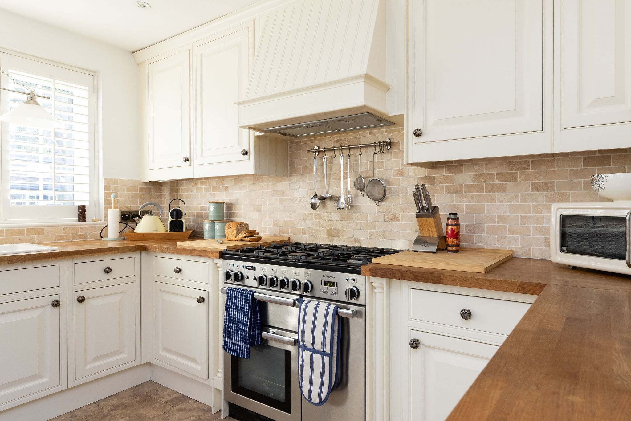 The fully equipped kitchen has everything you need to prepare all meals and snacks.