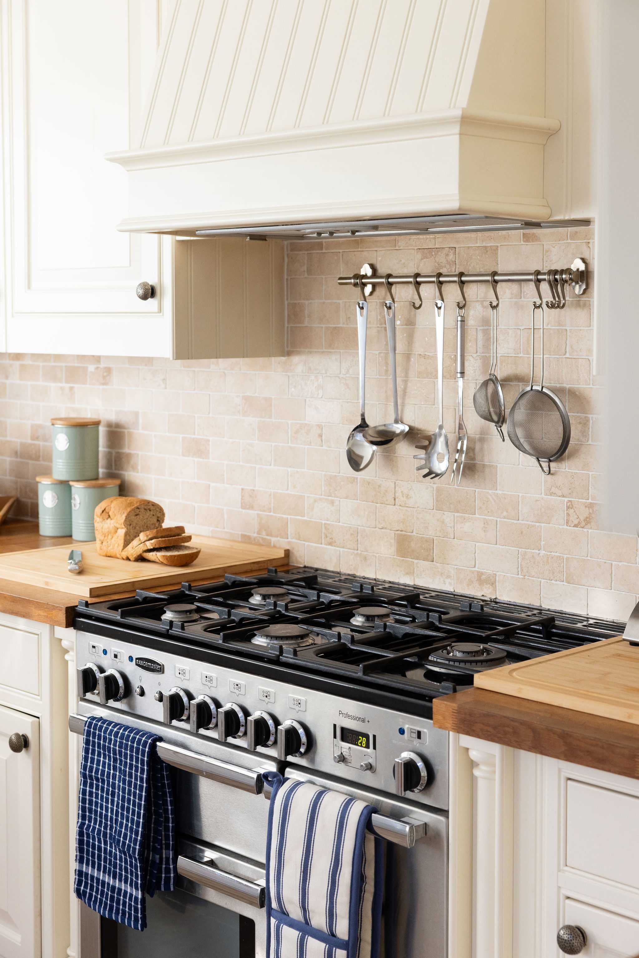 Gas hob, grill and oven.