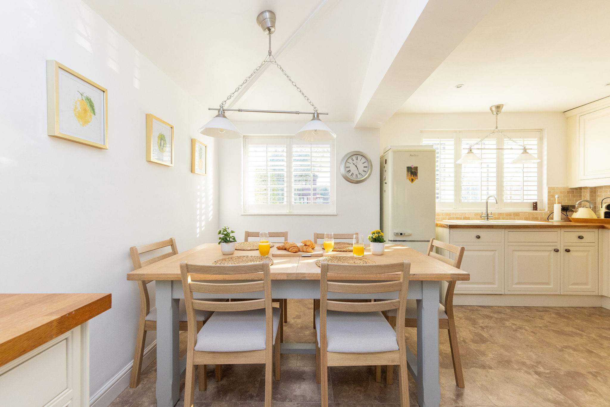 Dining table to sit six persons