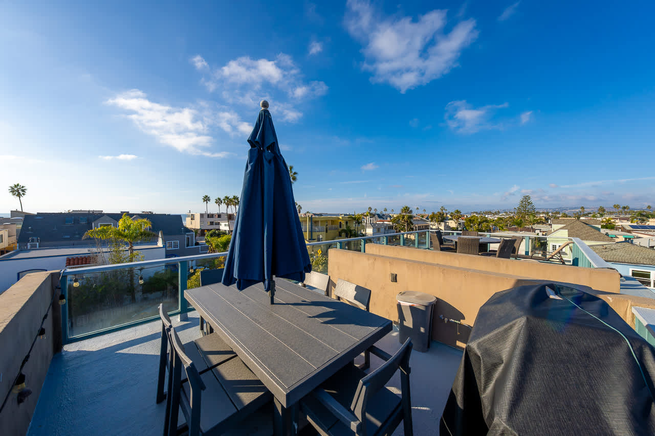 Living Your Best Life Beach House w Roof Top Deck 5