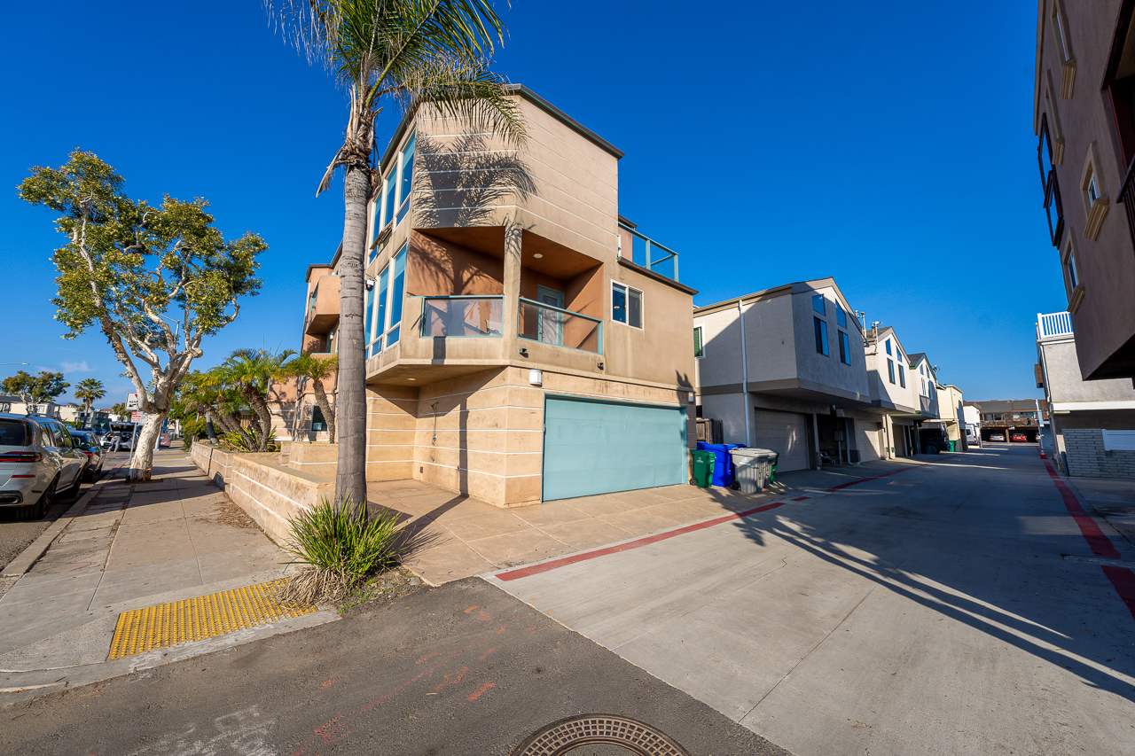 Living Your Best Life Beach House w Roof Top Deck