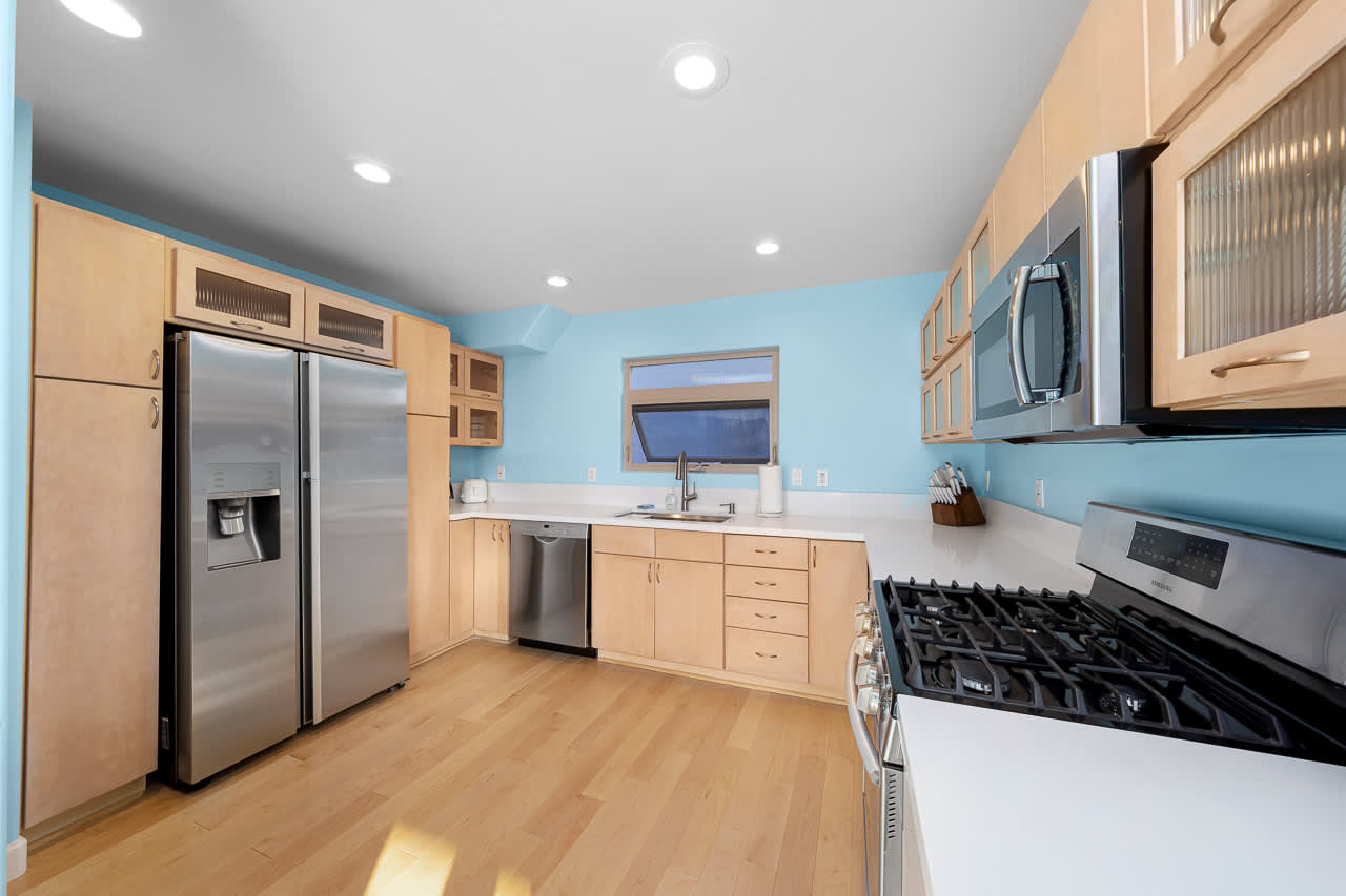 Living Your Best Life Beach House w Roof Top Deck 6