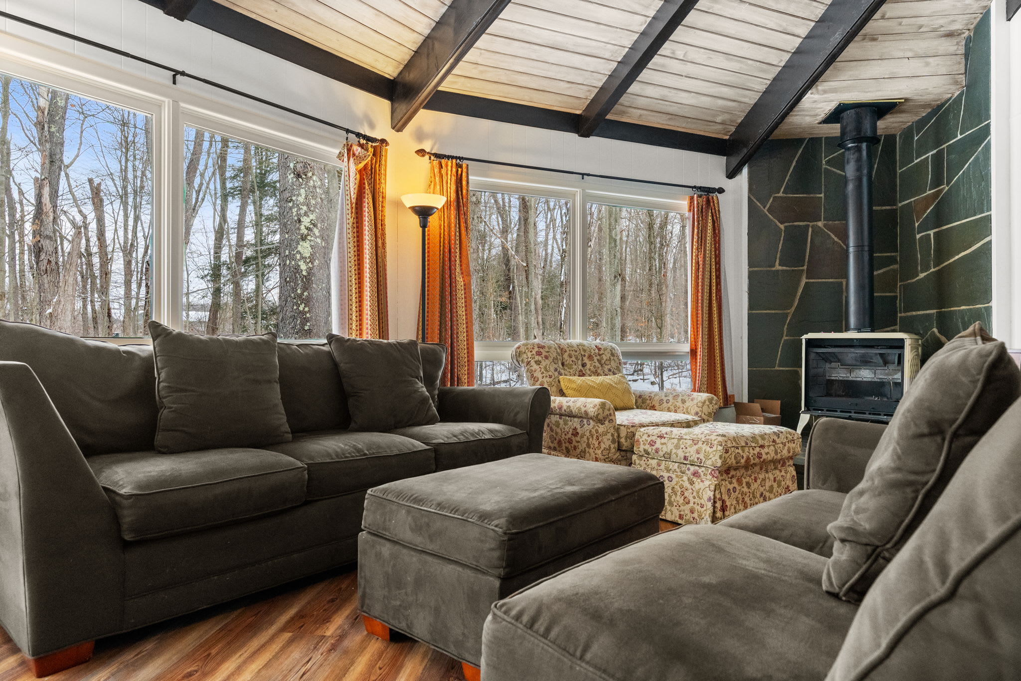 Comfortable living area with plush seating and mountain cabin atmosphere in Lake Naomi