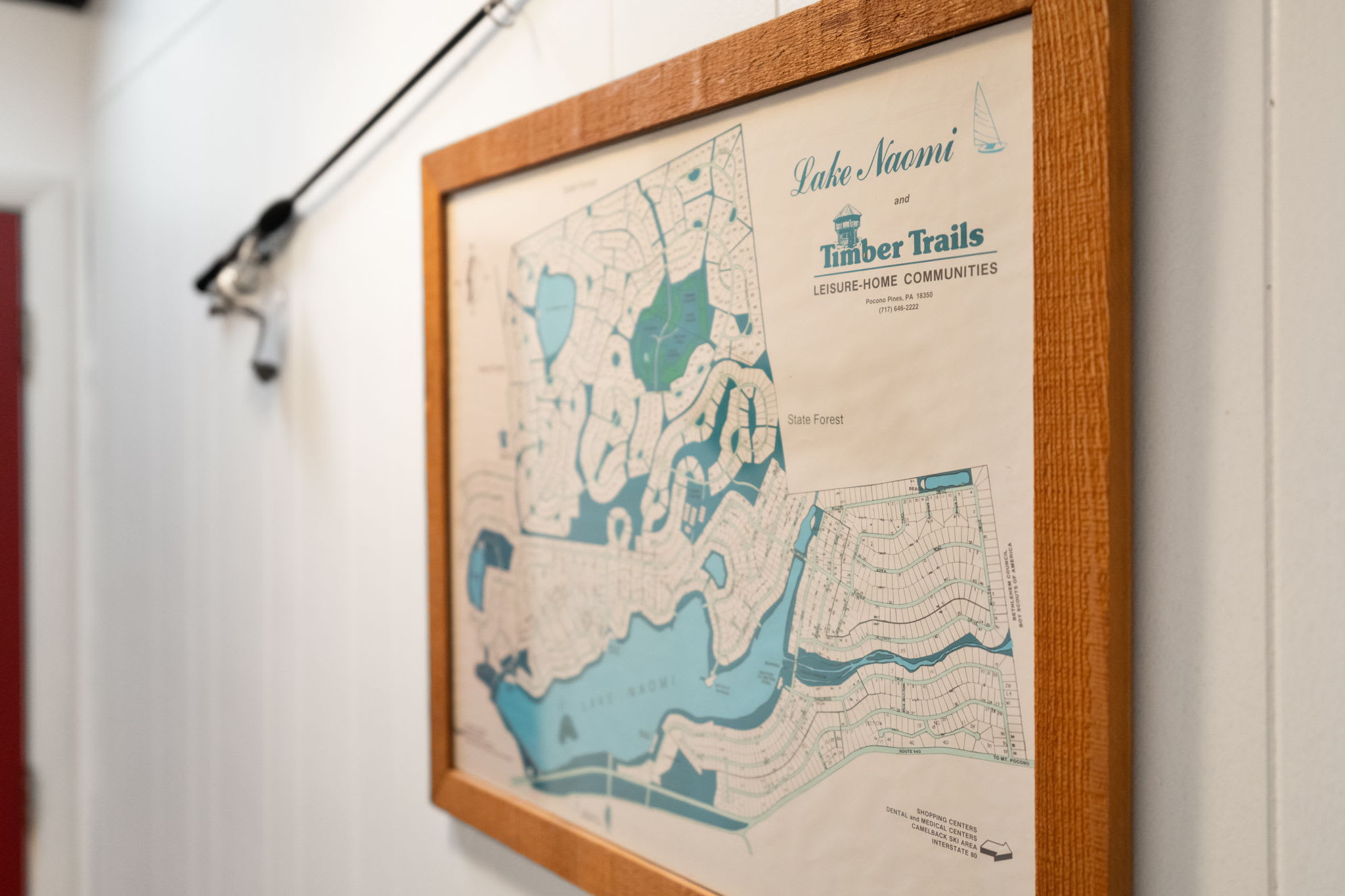 Lake-themed wall decor adding cozy Pocono Mountains charm to the cabin interior