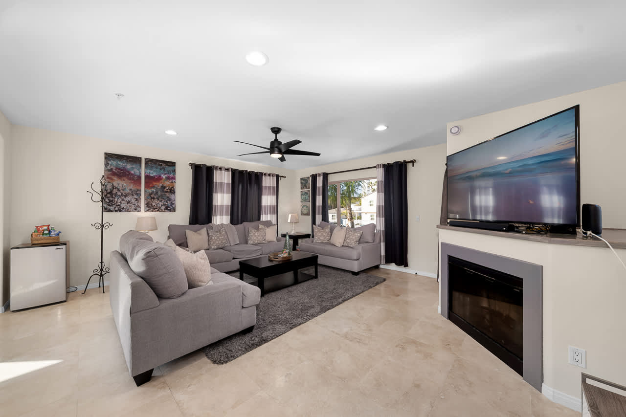 Surfers Paradise Amazing Beach Home w Parking 10