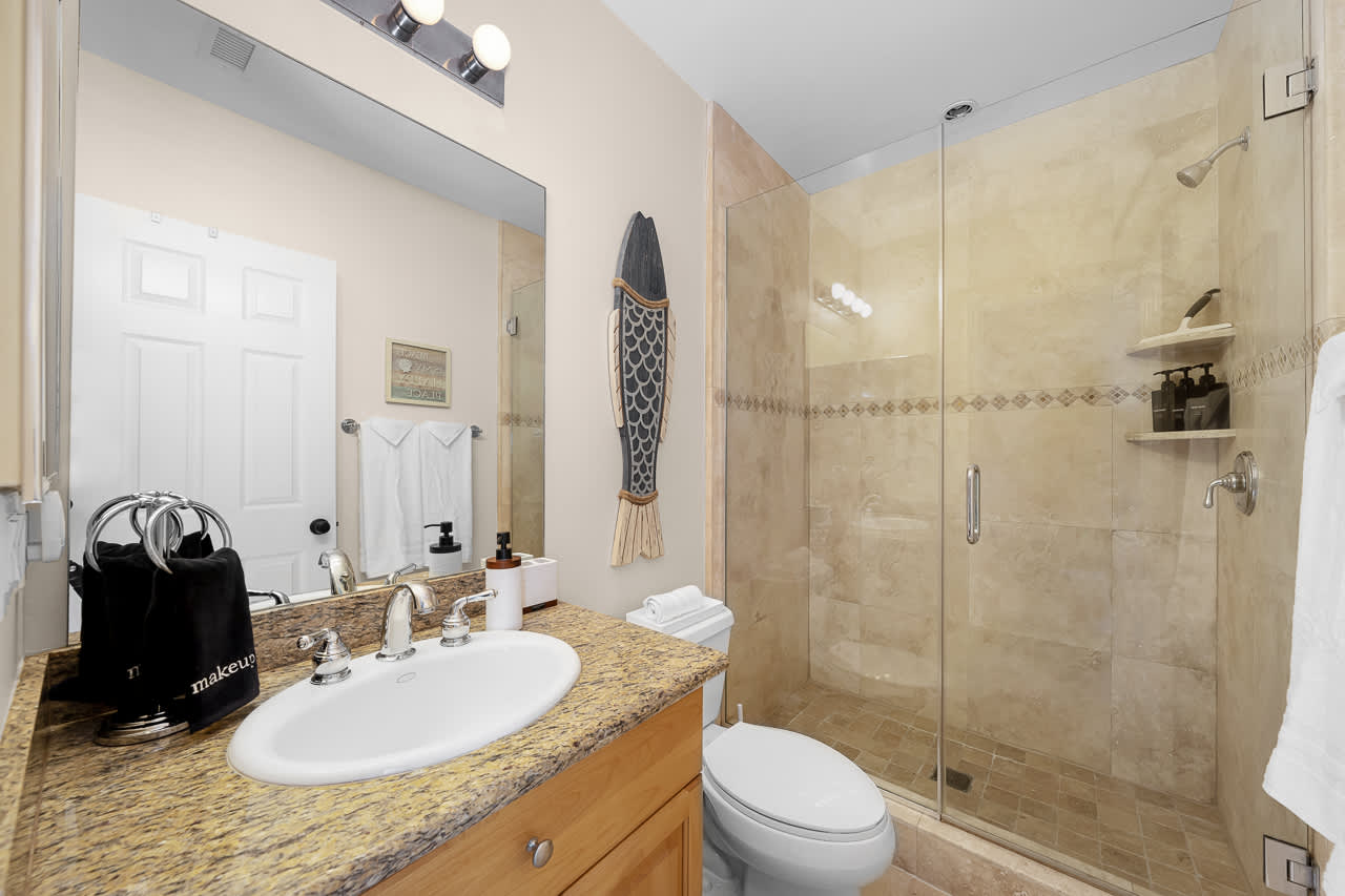 Surfers Paradise Amazing Beach Home w Parking 8