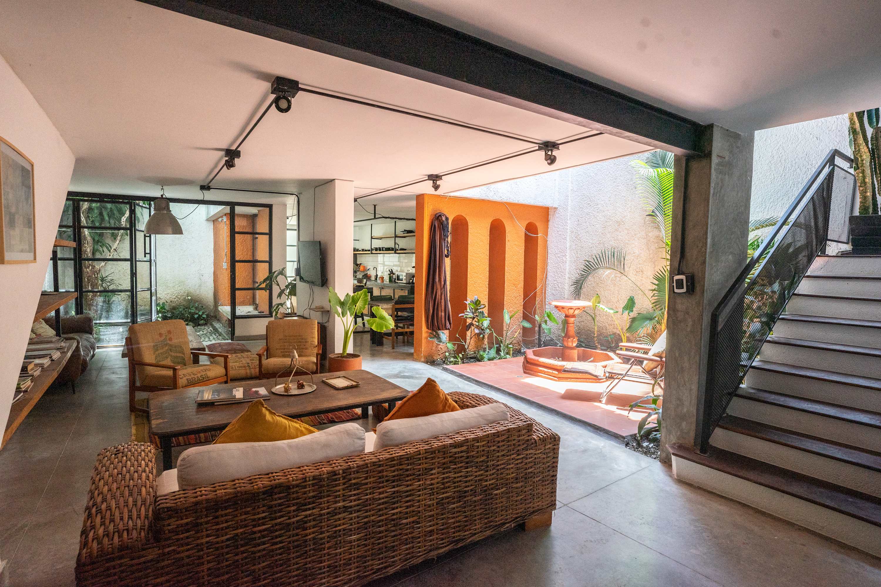 W* | Bright Colonial 5br House With Balcony - Medellín