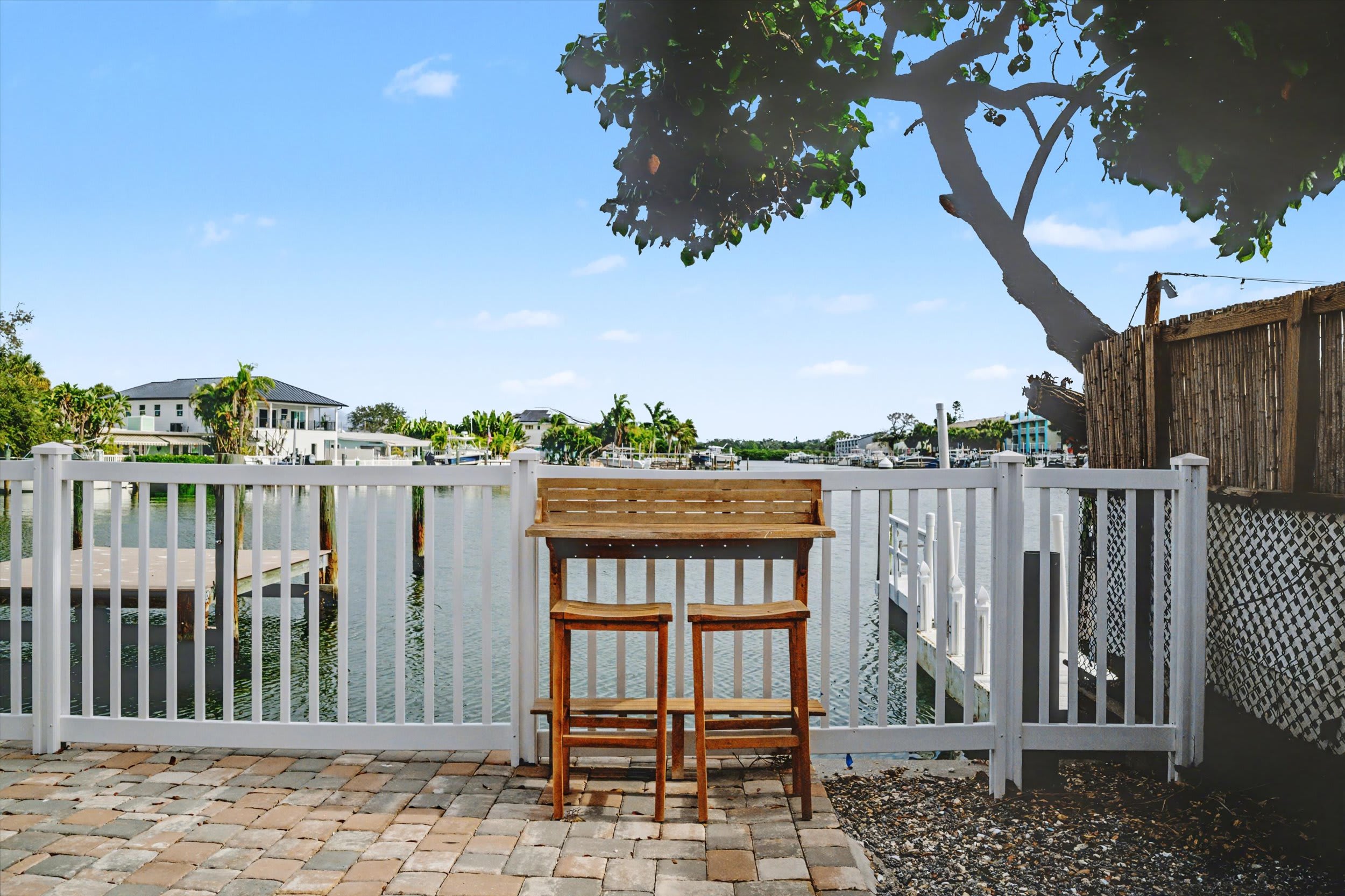 Quiet Pet Friendly Waterfront 1B/1B, Walk 2 Beach