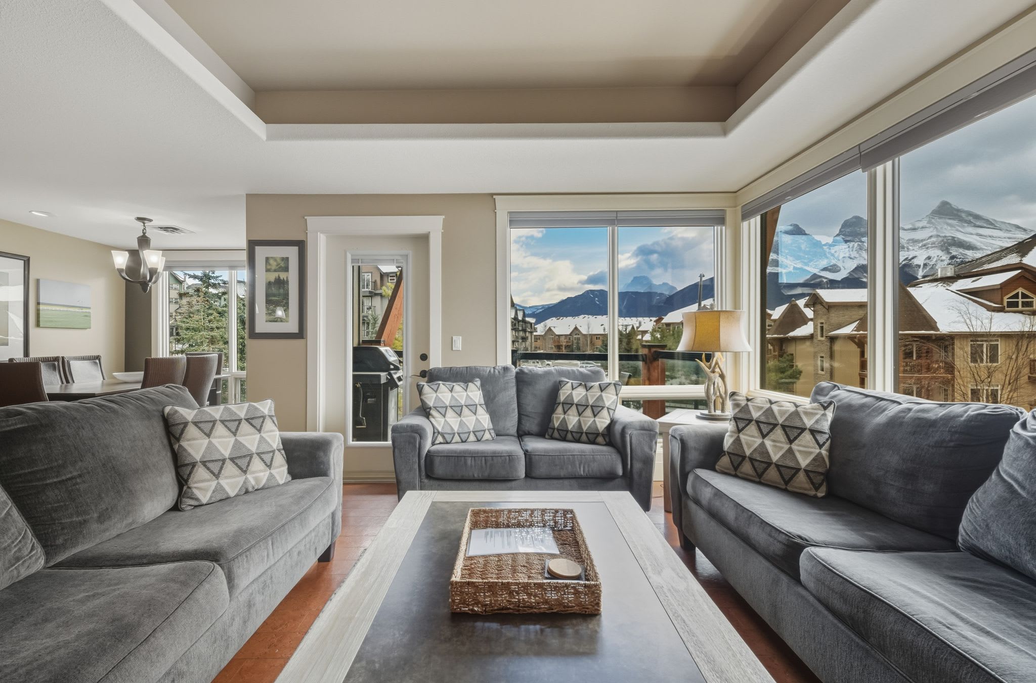 Panoramic Mountain Views And Cozy Fireplaces - Stunning Family Retreat - Canadá