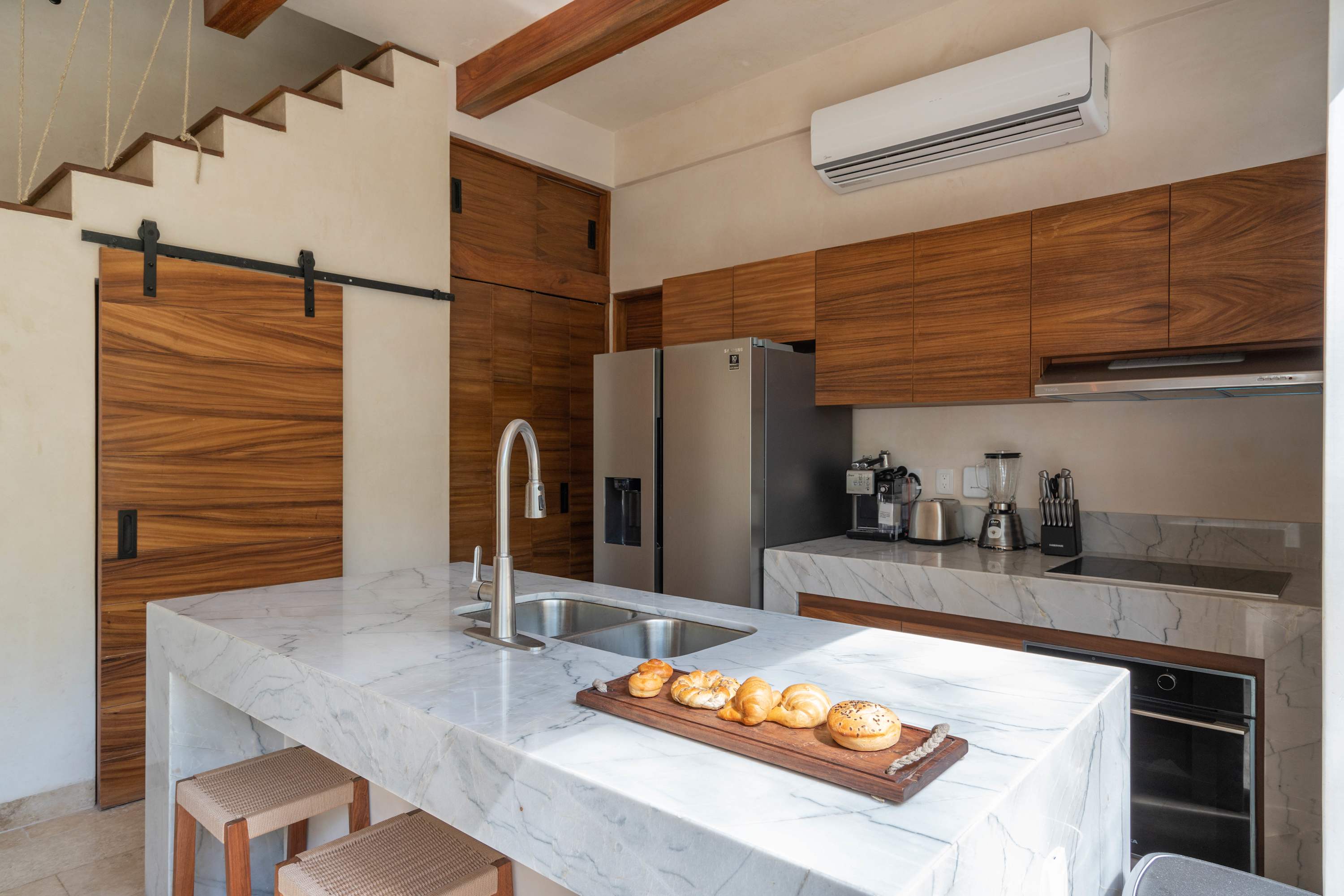 Modern kitchen with an impressive bar, located on the ground floor and fully equipped