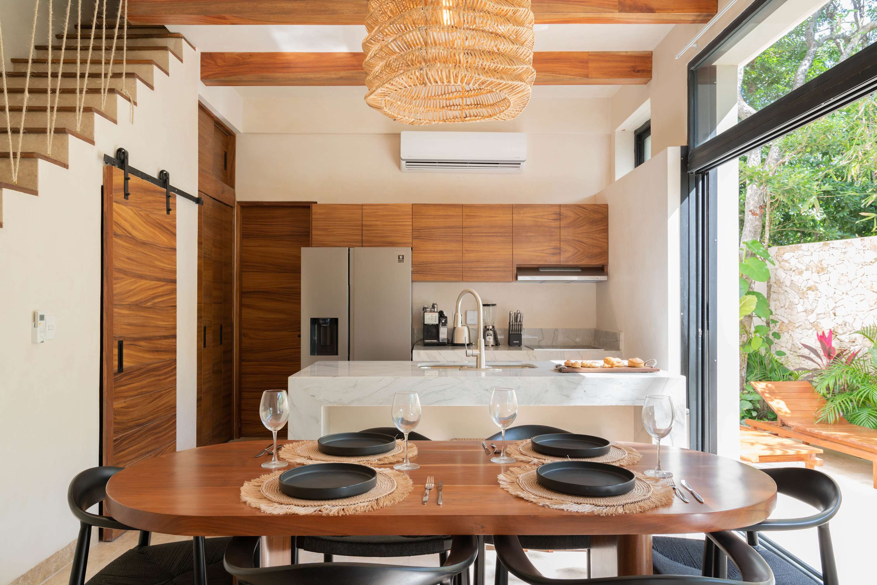 Modern and elegant living and dining room