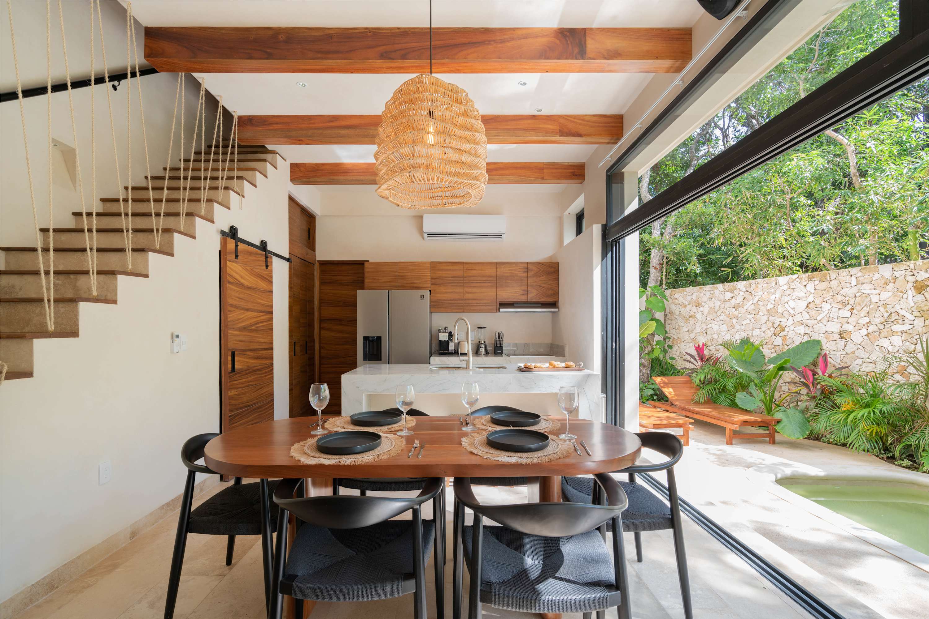 Modern and elegant living and dining room