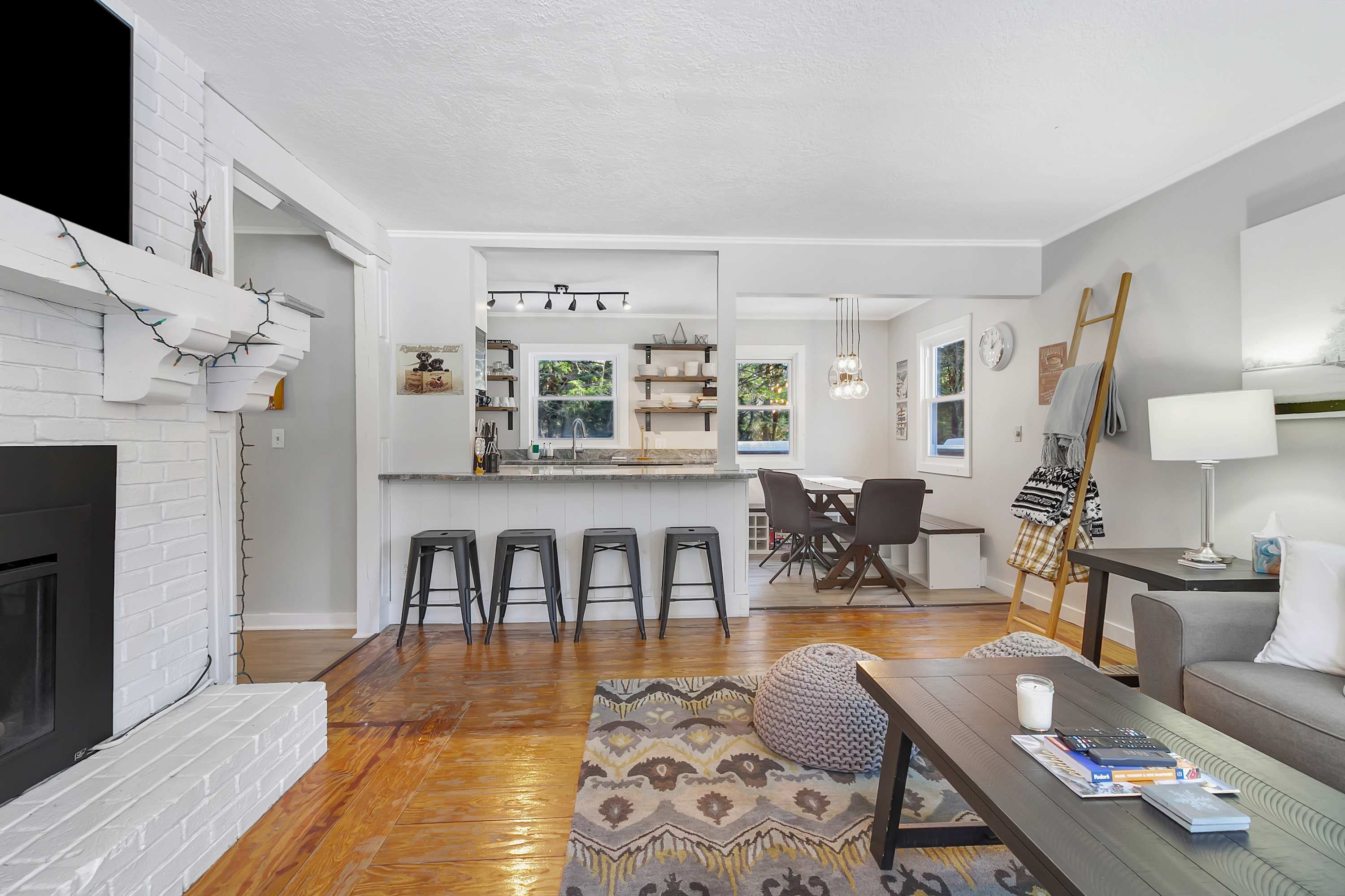 Featured Property Bluebird Chalet 5 Minutes to MtSnow w Fireplace