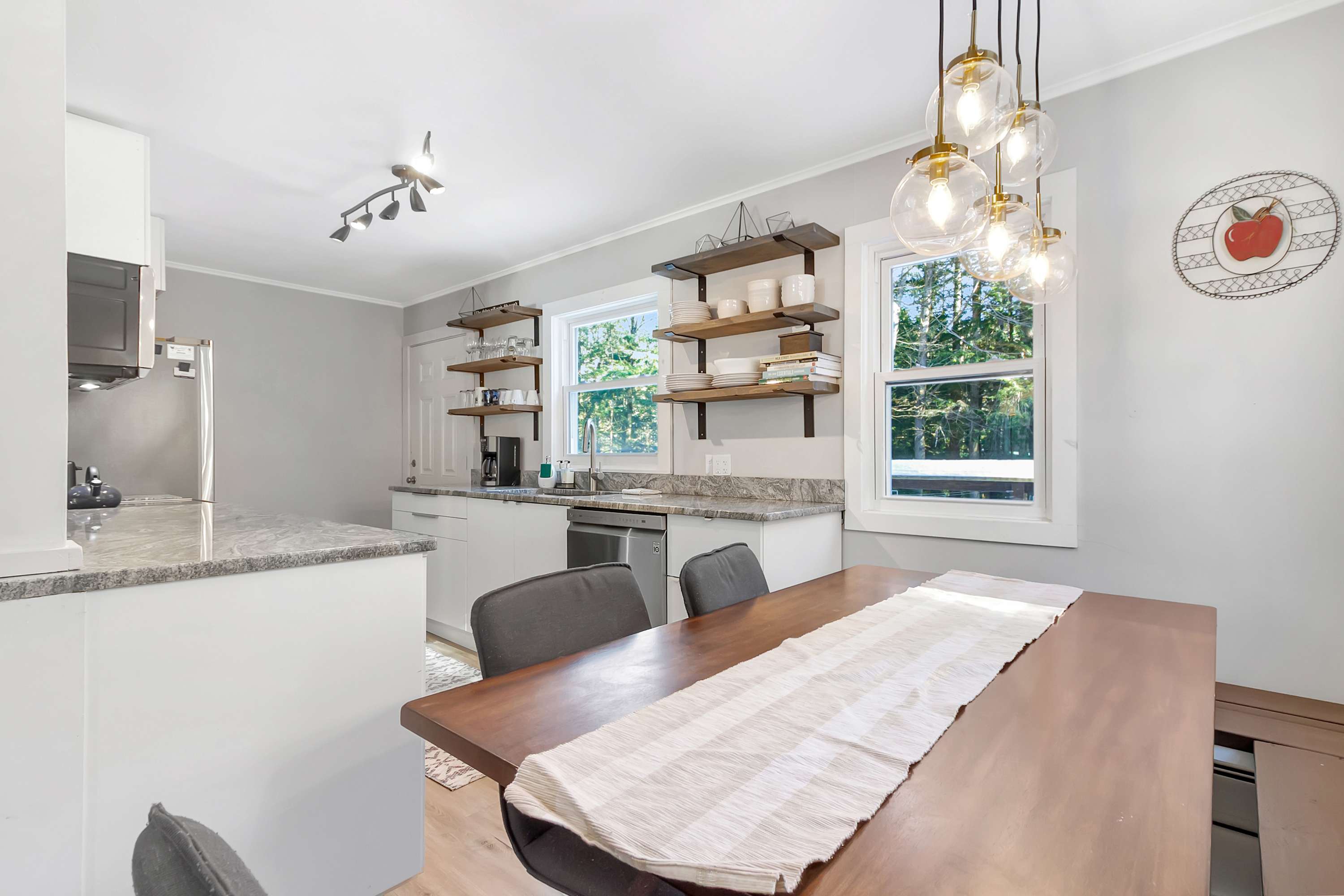 Bluebird Chalet 5 Minutes to MtSnow w Fireplace | Photo 12