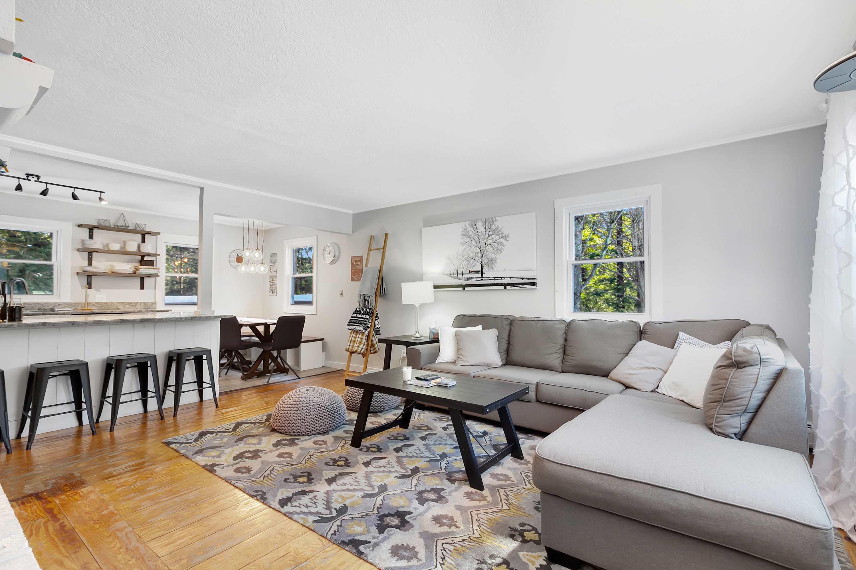 Bluebird Chalet 5 Minutes to MtSnow w Fireplace | Photo 9