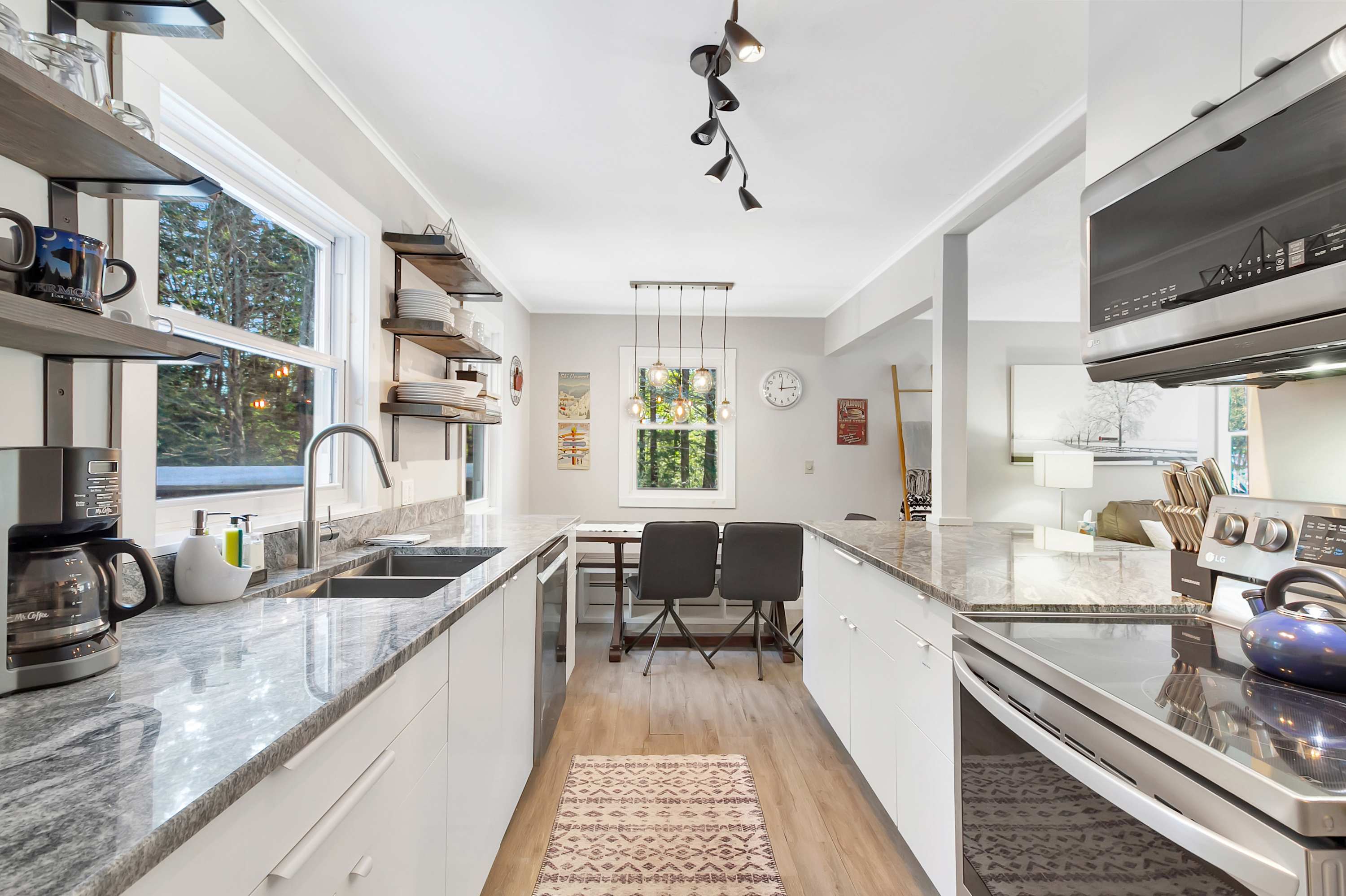 Bluebird Chalet 5 Minutes to MtSnow w Fireplace | Photo 15