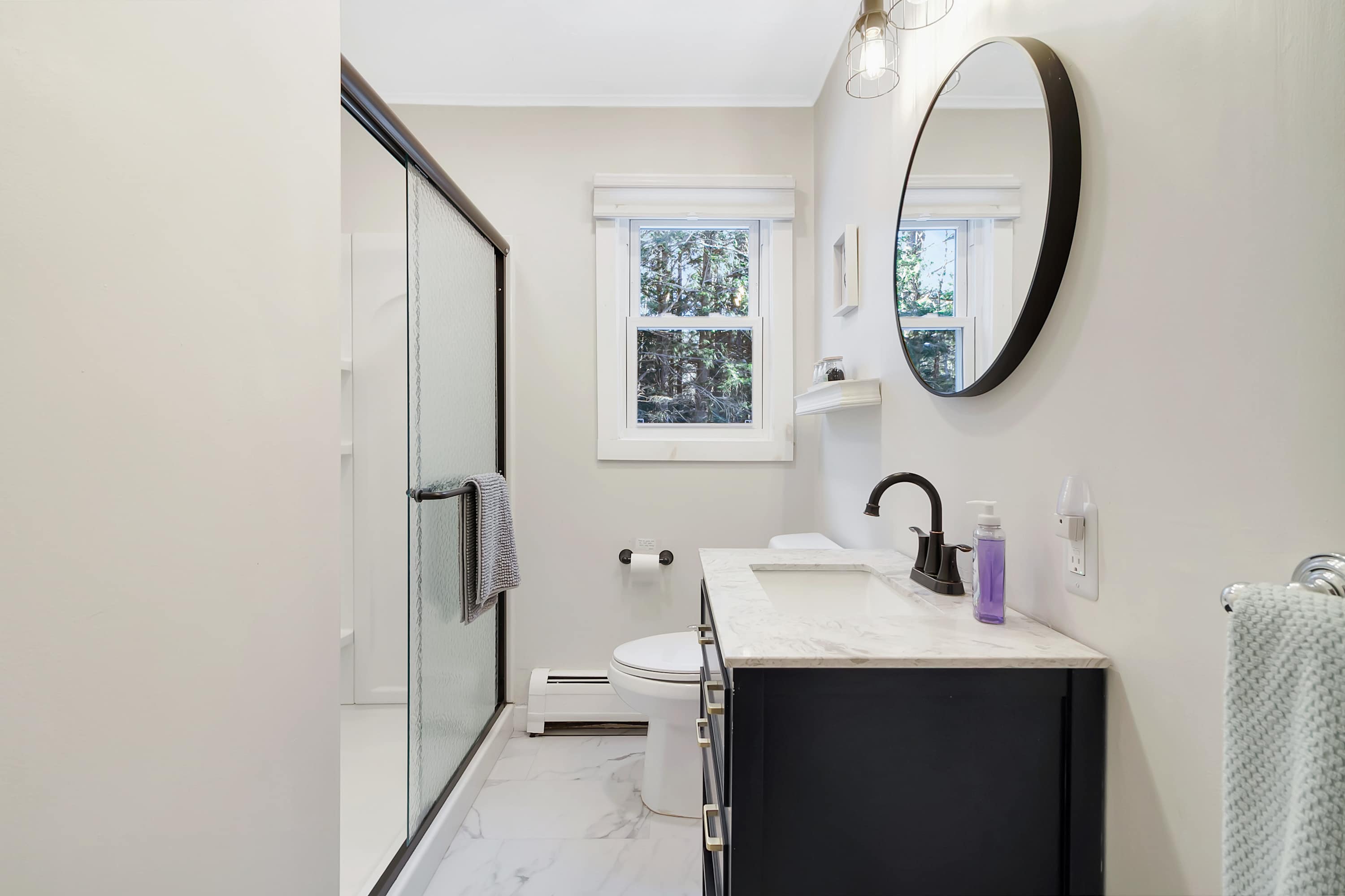 Bluebird Chalet 5 Minutes to MtSnow w Fireplace | Photo 20