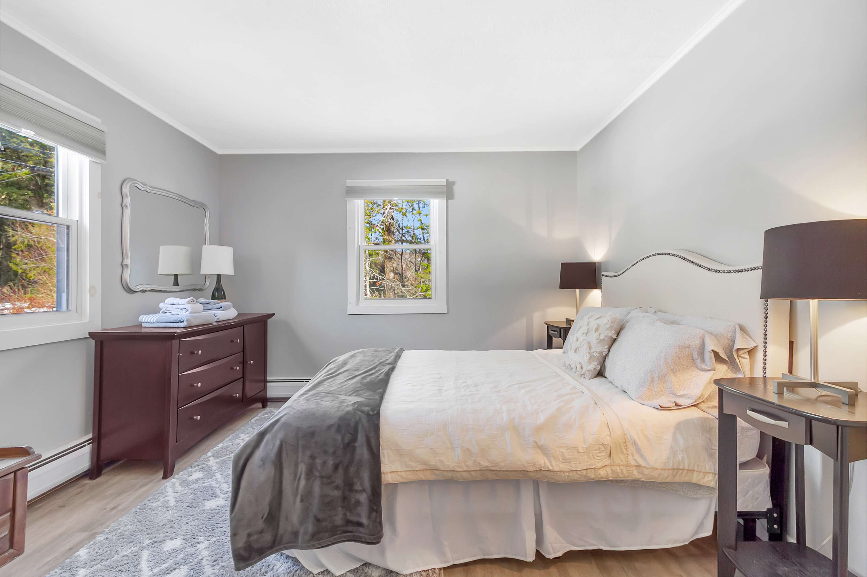 Bluebird Chalet 5 Minutes to MtSnow w Fireplace | Photo 23