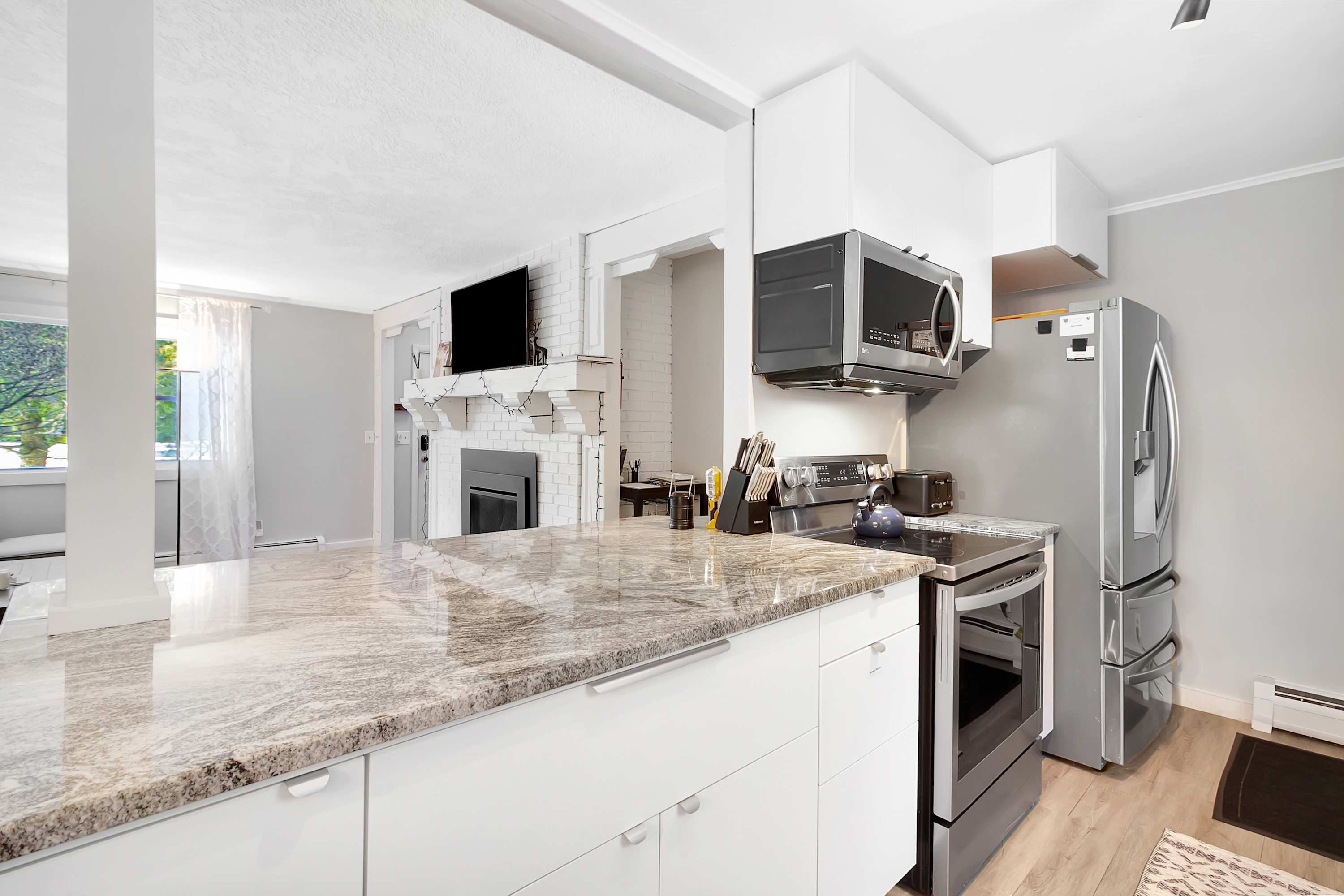 Bluebird Chalet 5 Minutes to MtSnow w Fireplace | Photo 14