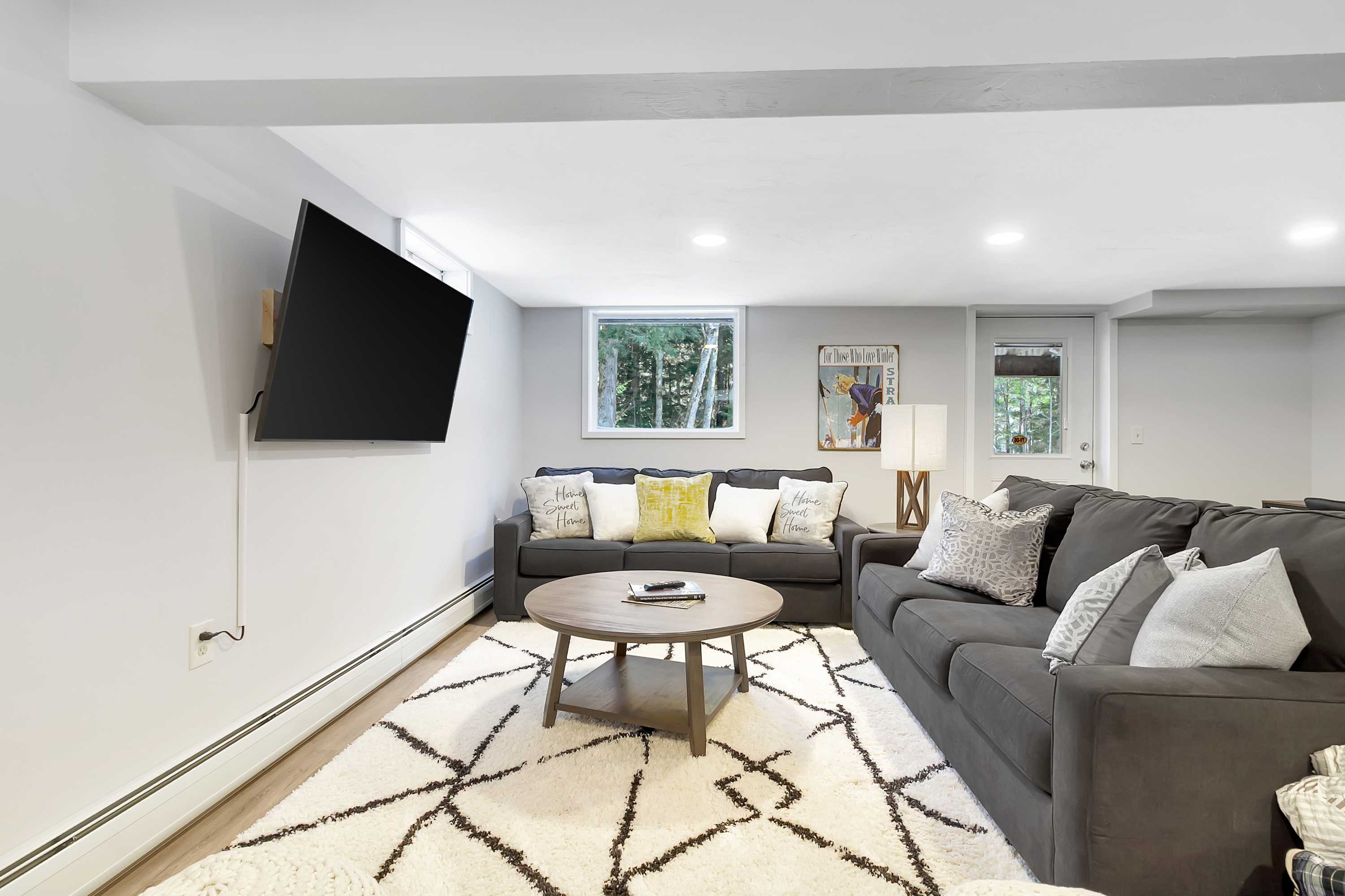 Bluebird Chalet 5 Minutes to MtSnow w Fireplace | Photo 16