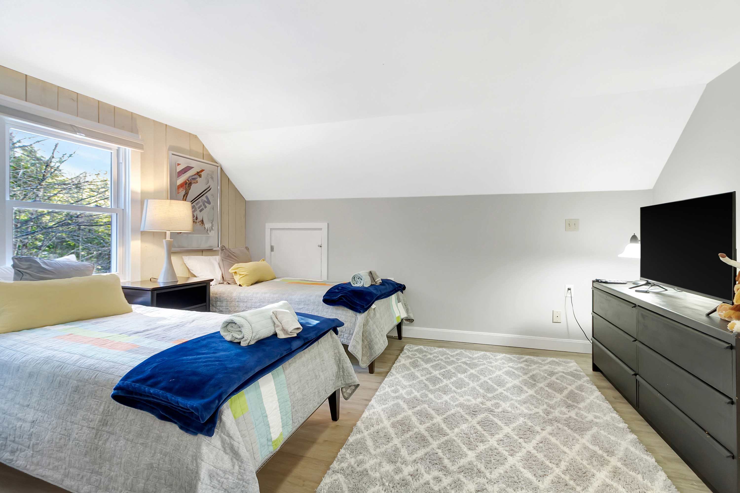 Bluebird Chalet 5 Minutes to MtSnow w Fireplace | Photo 25