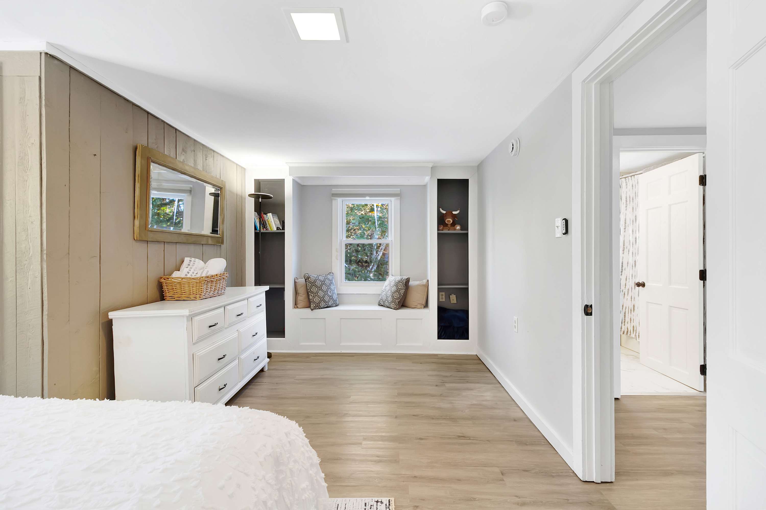 Bluebird Chalet 5 Minutes to MtSnow w Fireplace | Photo 19