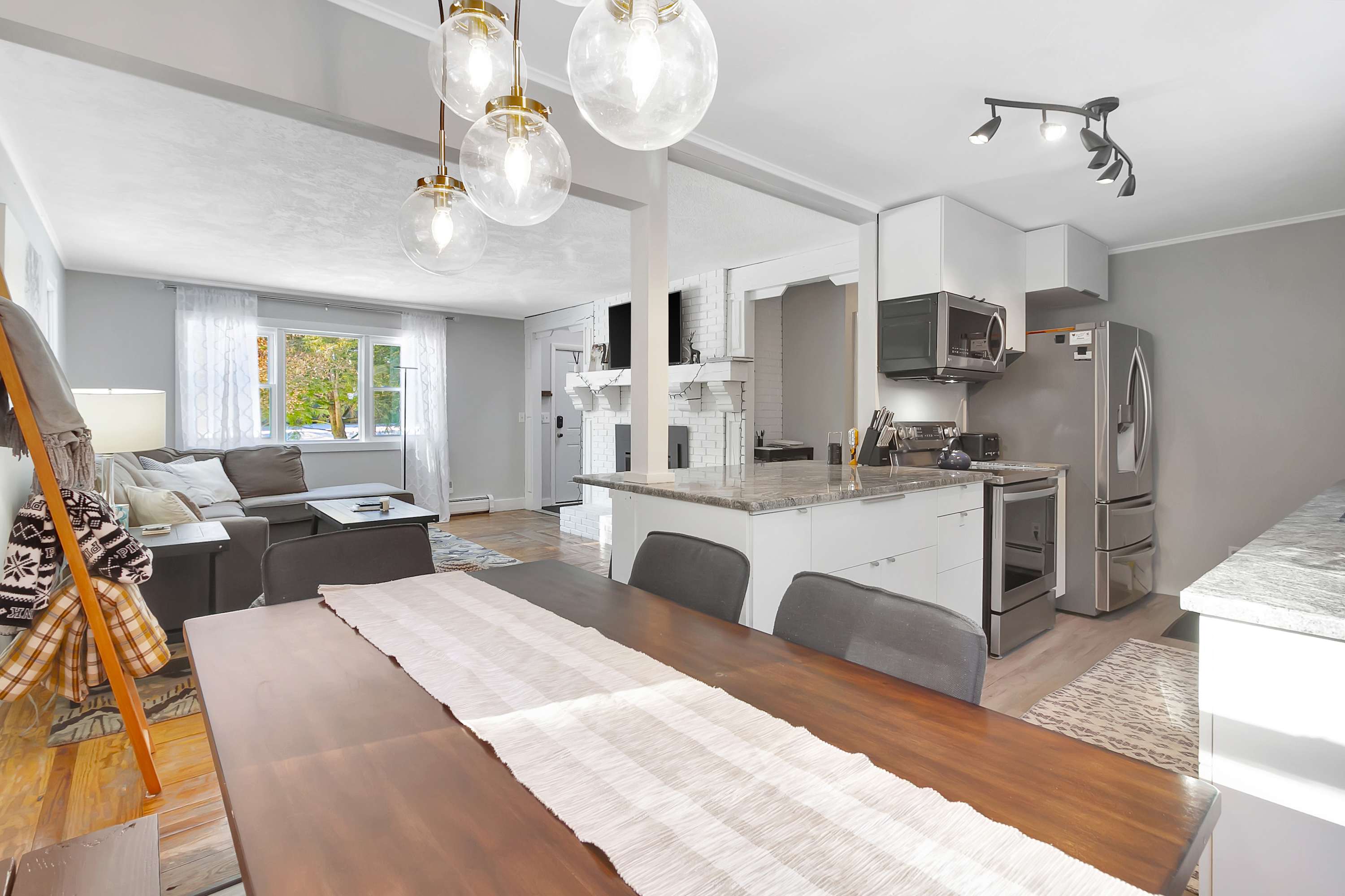 Bluebird Chalet 5 Minutes to MtSnow w Fireplace | Photo 13