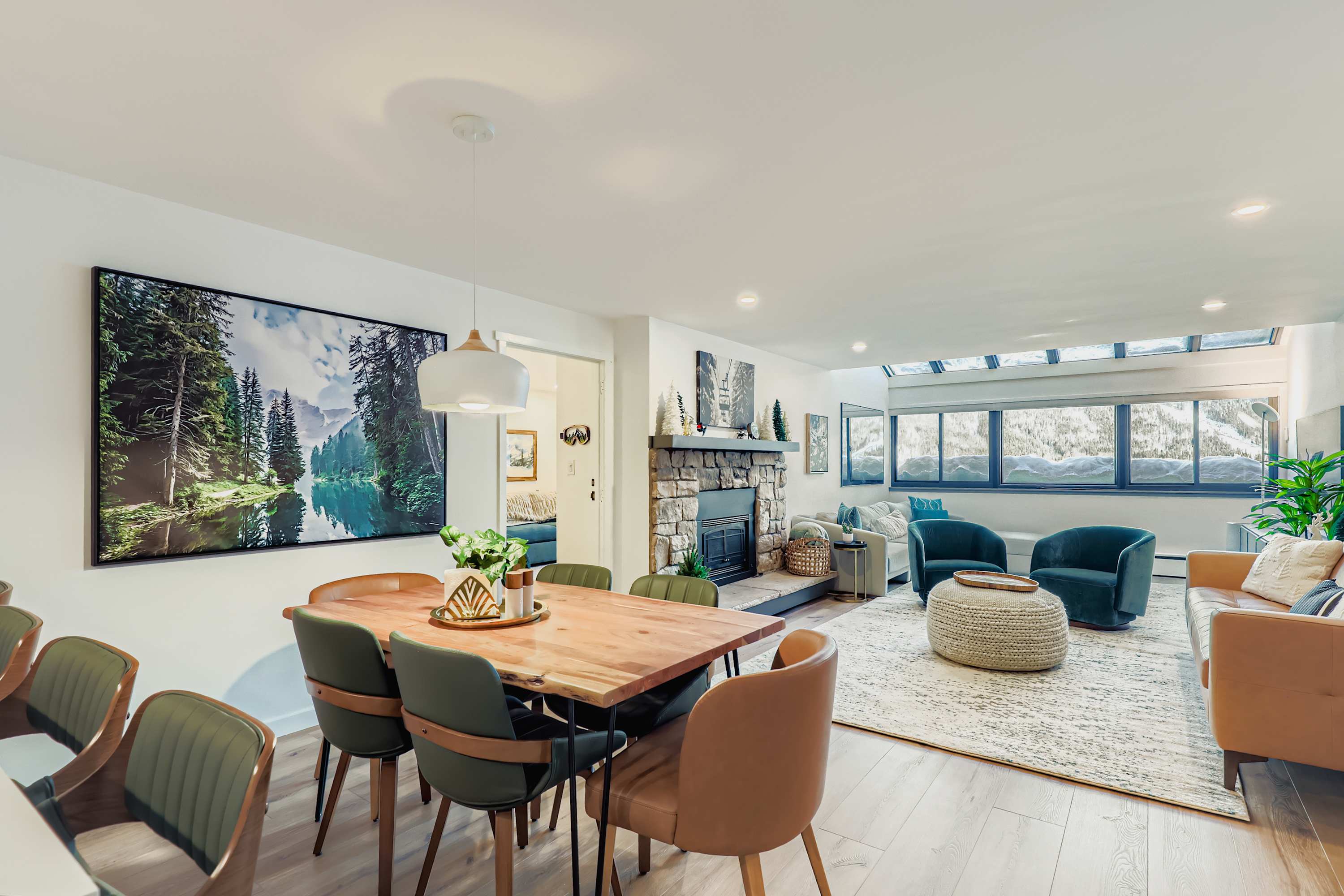Luxury 7th-Floor Designer Penthouse-Steps to Lifts