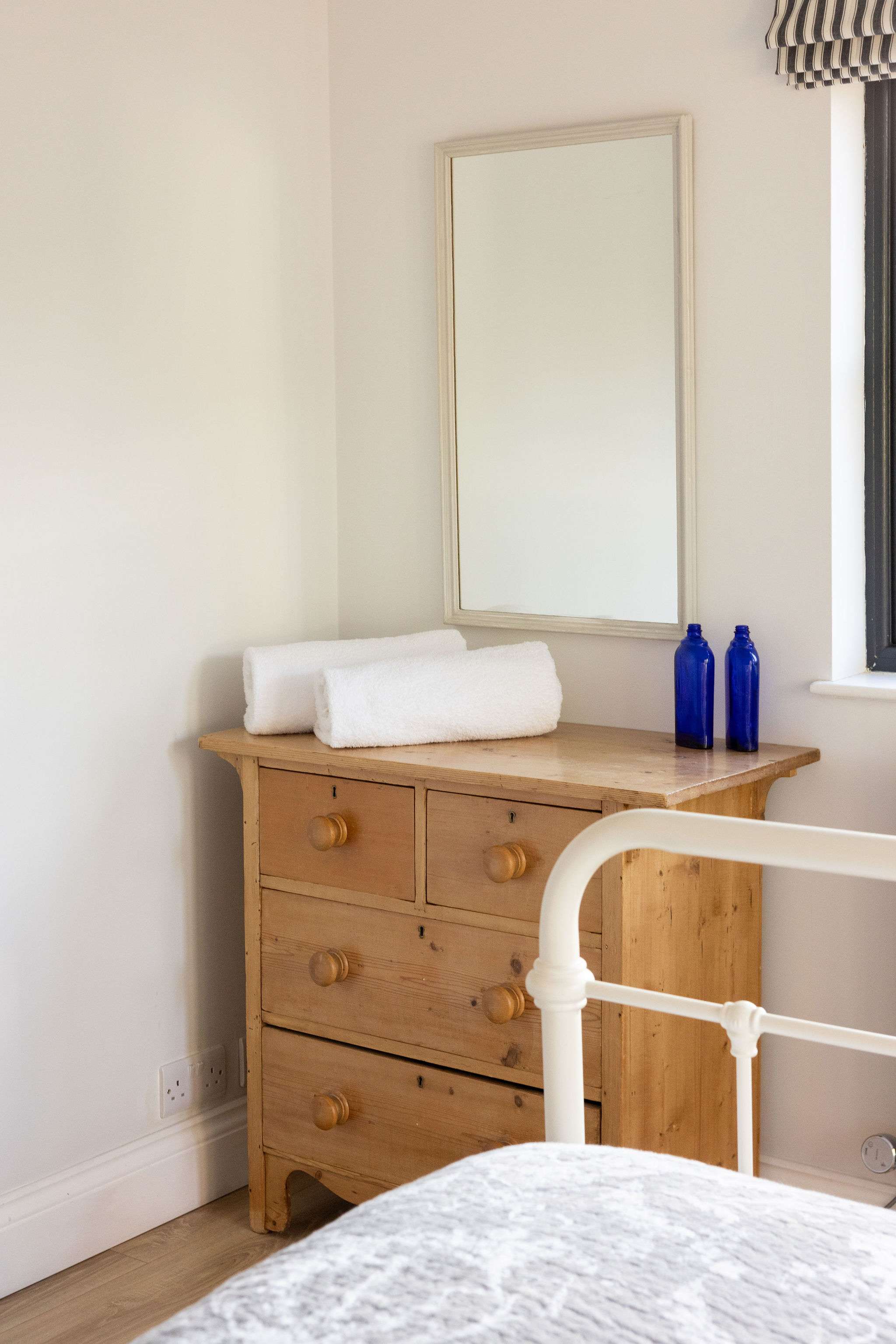Chest of drawers to store your personal belongings, also can be used as a vanity unit.