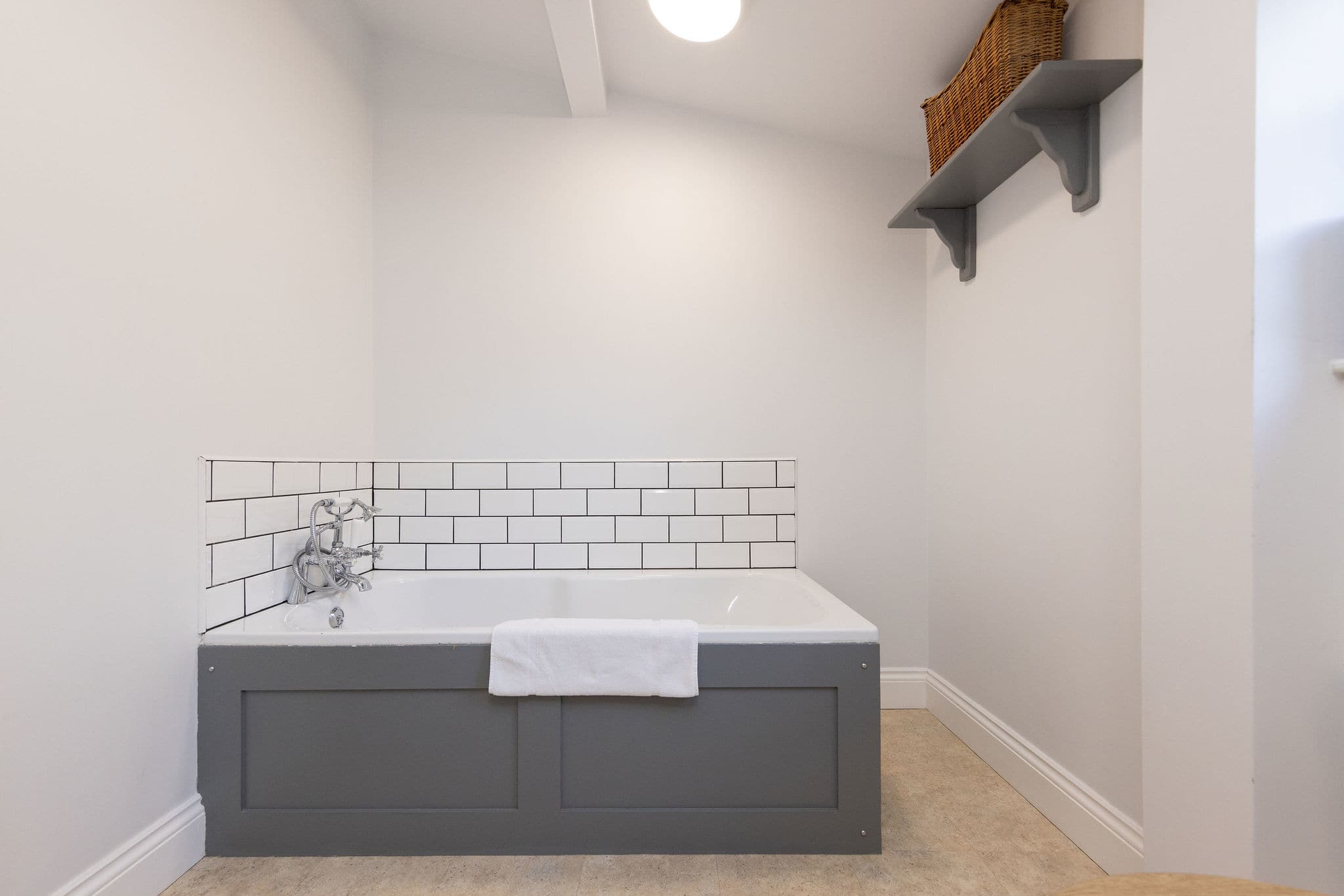 Deep bath for relaxed soaks