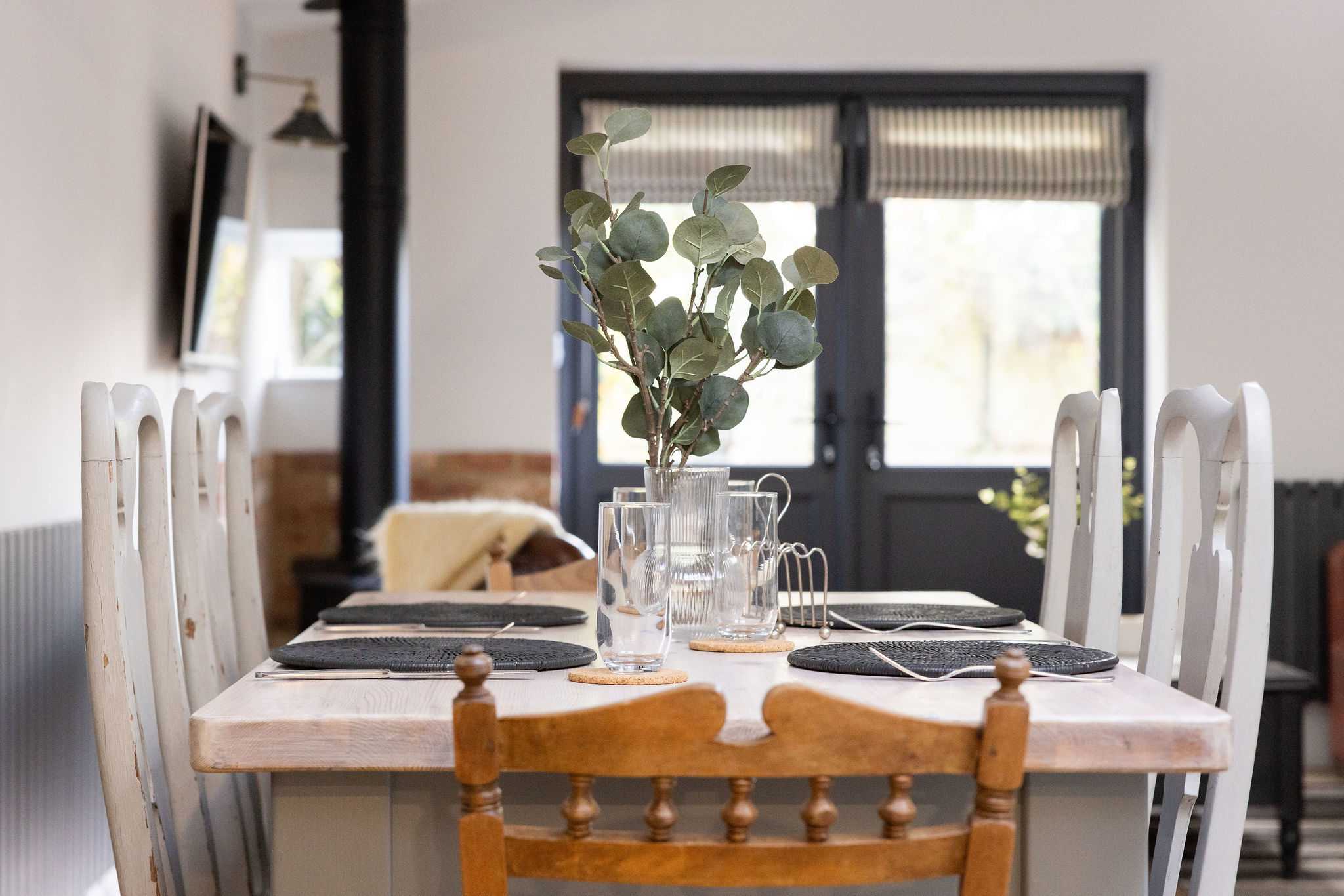 Invite friends over for dinner with the seating for 6 persons!