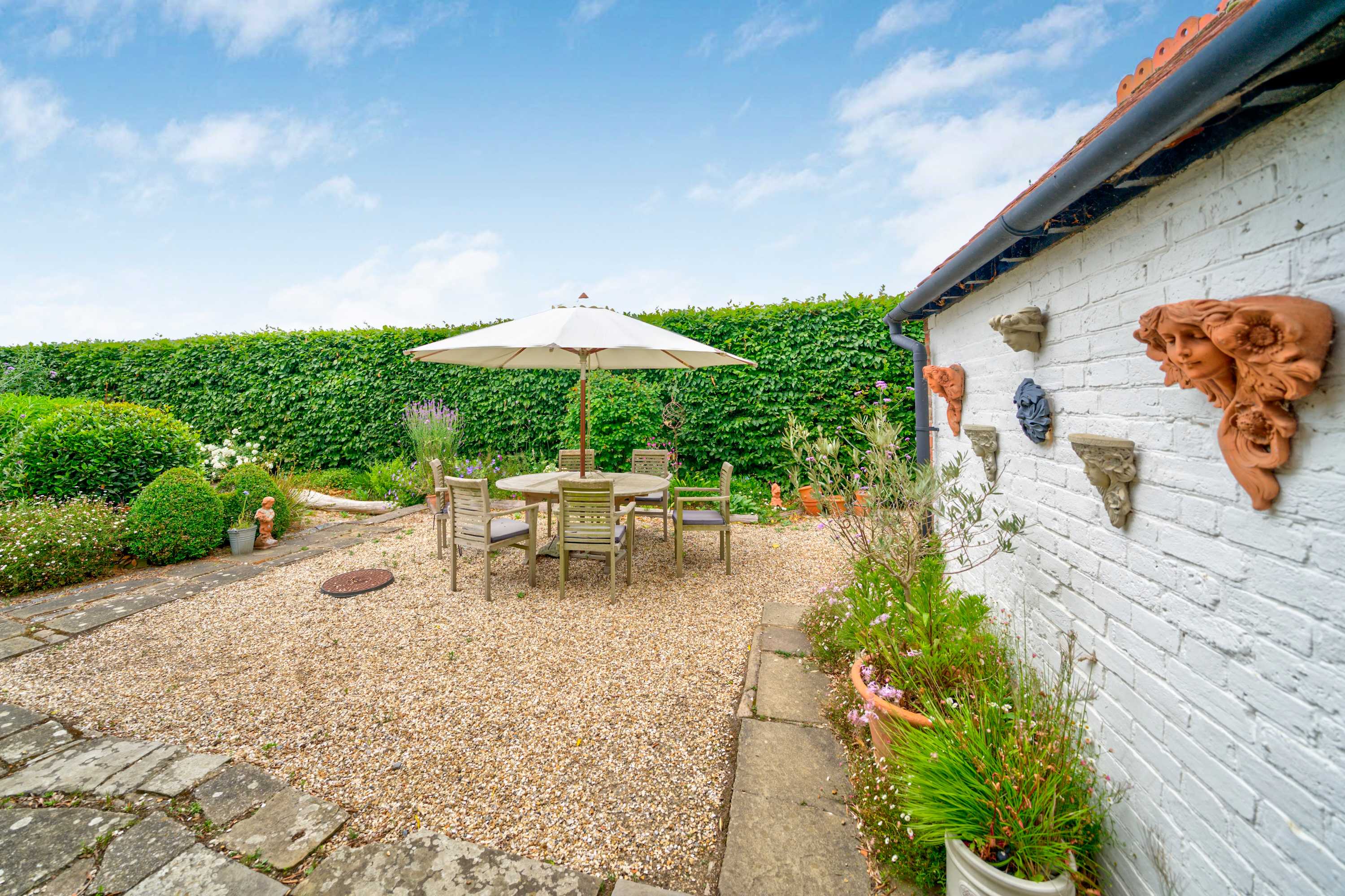 Why not alfresco dine in the sunshine for any mealtime!